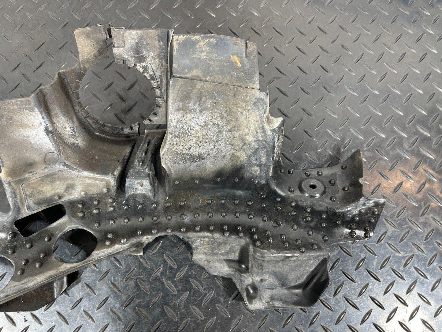14-21 MERCEDES BENZ C300h W205 LEFT CENTER NOISE CAPSULE A2135244000
