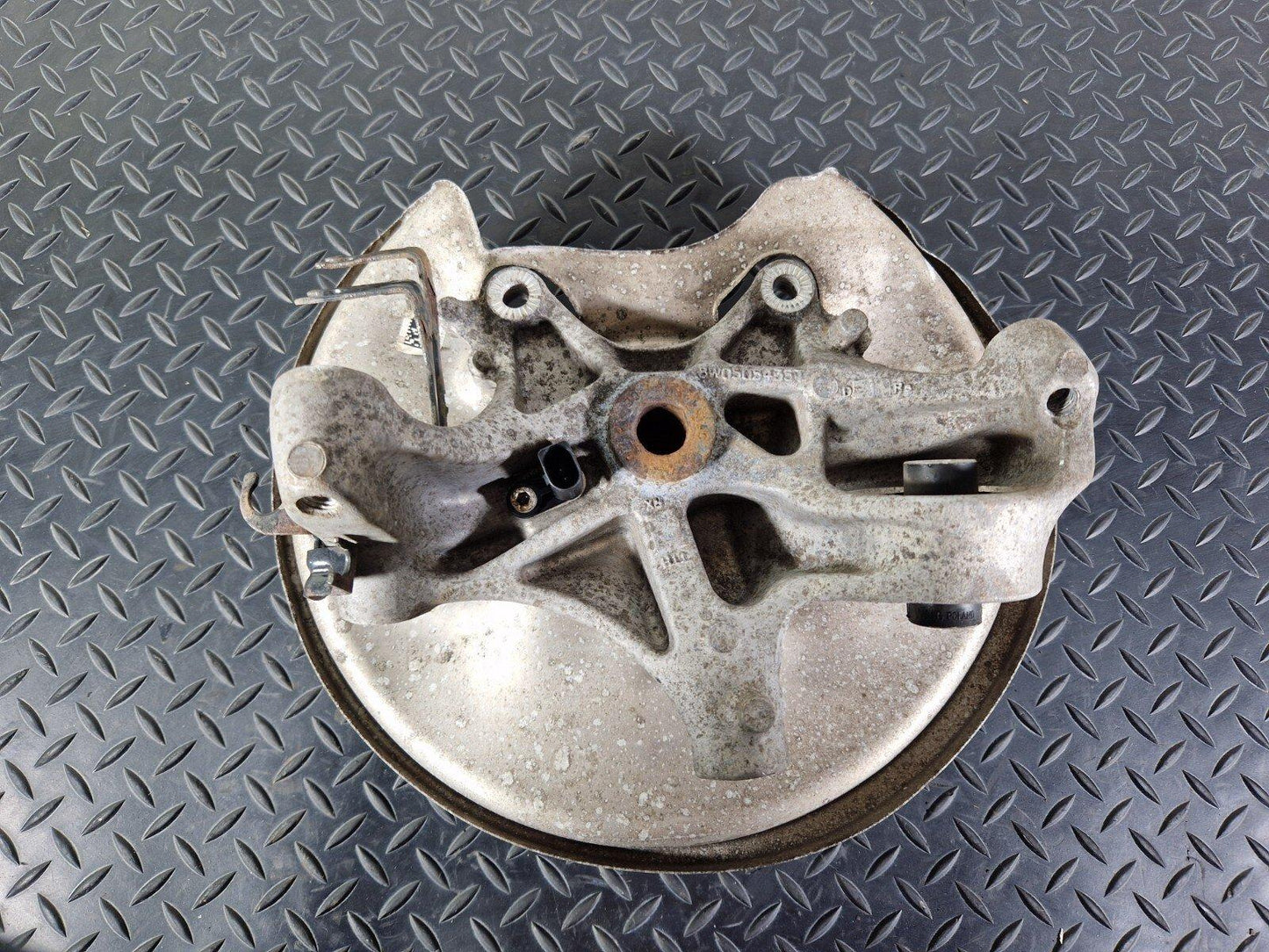 16-19 AUDI A4 B9 S-LINE N/S/R REAR LEFT SIDE WHEEL HUB & BEARING 8W0505435T