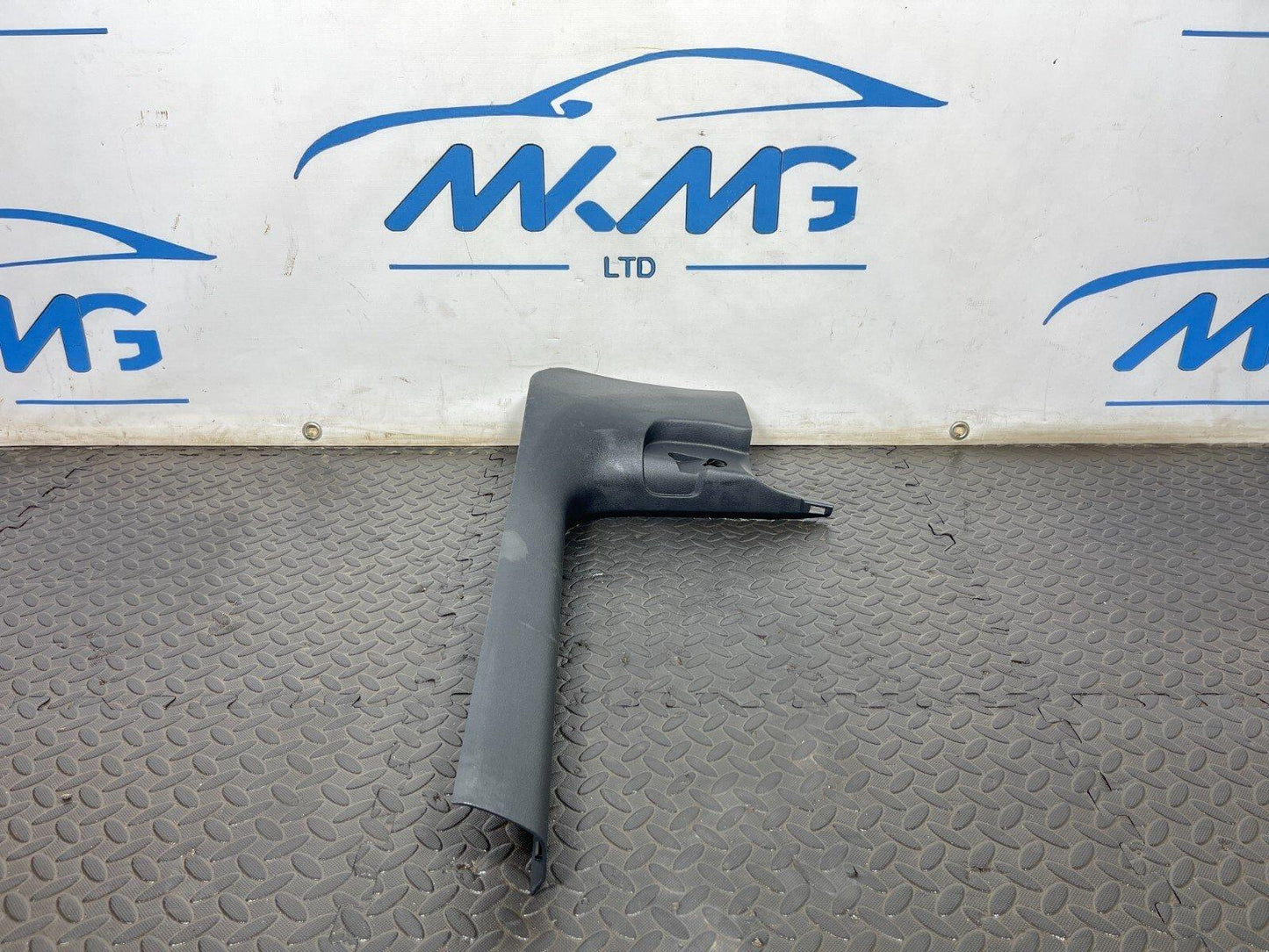16-19 AUDI A4 B9 SALOON GENUINE FRONT RIGHT DRIVER SIDE FOOTWELL TRIM 8W2867272