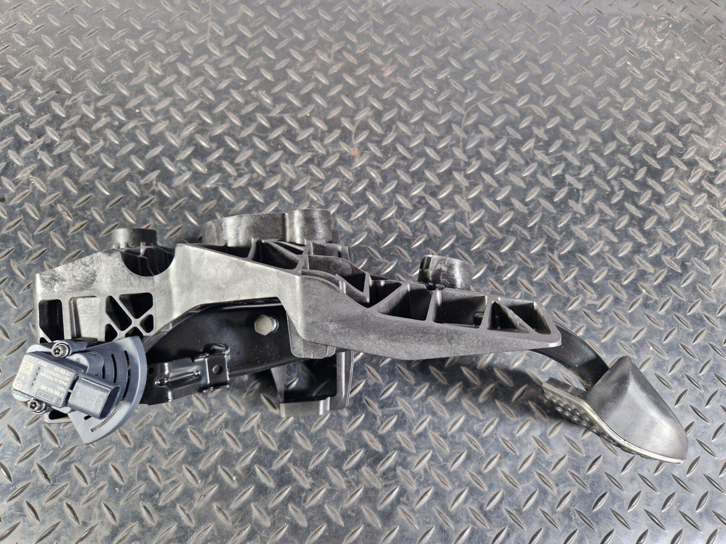 19-ON MERCEDES BENZ A CLASS EQ W177 ELECTRIC BRAKE PEDAL A2472903800