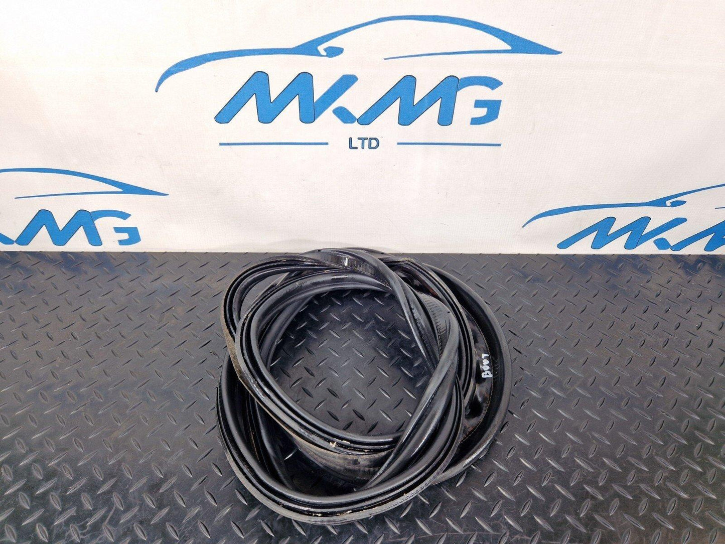 16-19 AUDI A4 B9 SALOON GENUINE TAILGATE BOOT LID RUBBER SEAL 8W5827705C