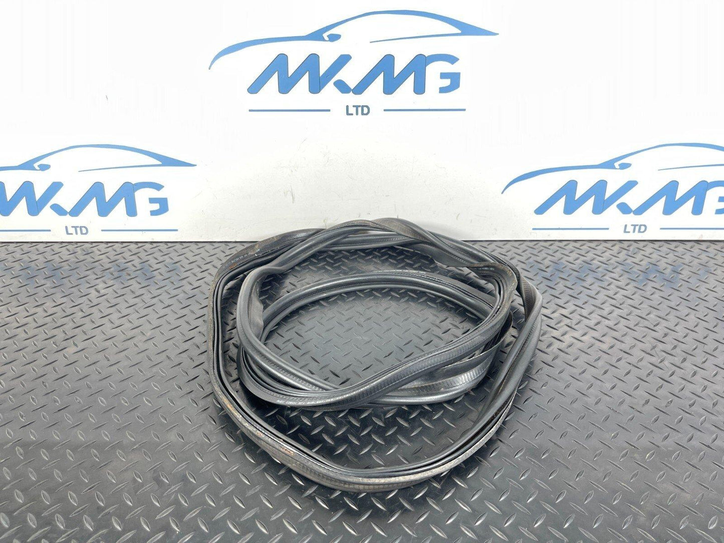 16-19 AUDI A4 B9 BOOT SEAL RUBBER SEAL 8W9827705