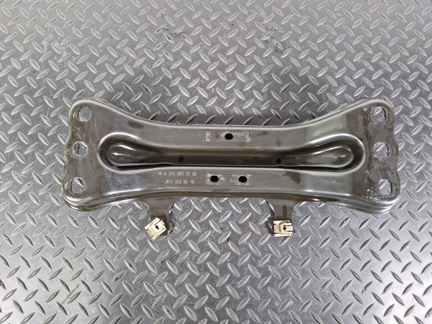 14-21 MERCEDES BENZ C300h W205 OEM GEARBOX MOUNT BRACKET A2052400802
