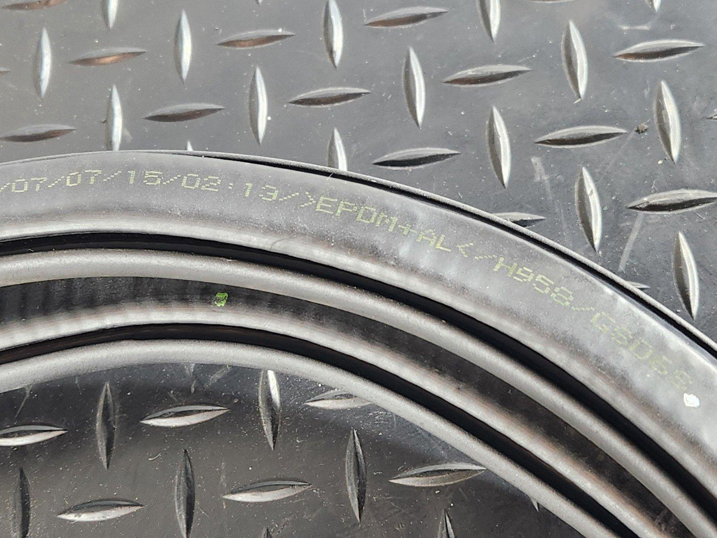 16-20 AUDI Q7 4M GENUINE REAR LEFT & RIGHT DOOR SEAL RUBBER STRIP 4M0833721C