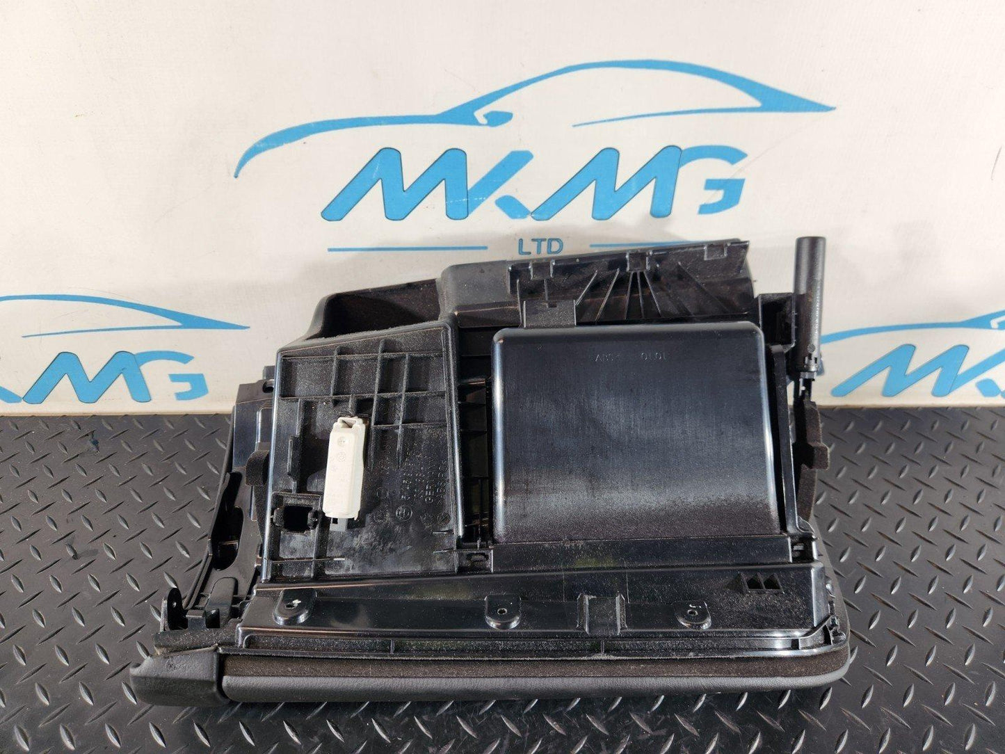 11-18 BMW 6 SERIES F13 GENUINE DASHBOARD GLOVE BOX STORAGE 9197573