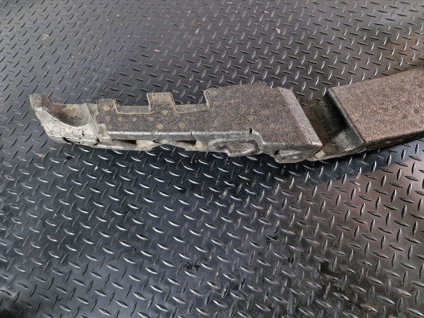11-18 BMW 6 SERIES F13 GENUINE FRONT BUMPER FOAM SHOCK ABSORBER 8050349