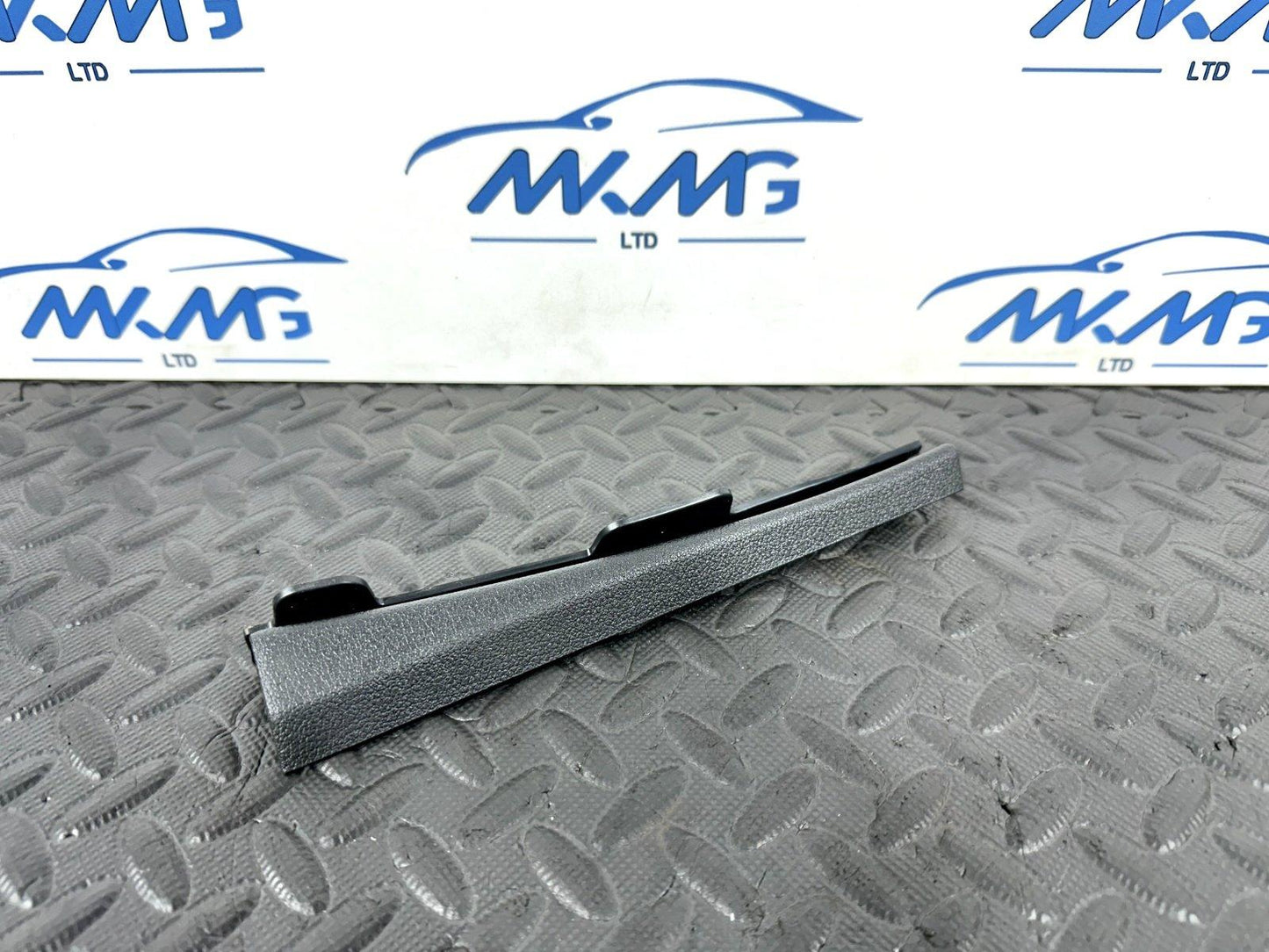 16-19 AUDI A4 B9 AVANT GENUINE RIGHT DRIVER SIDE A PILLAR BRACKET 8W0868204