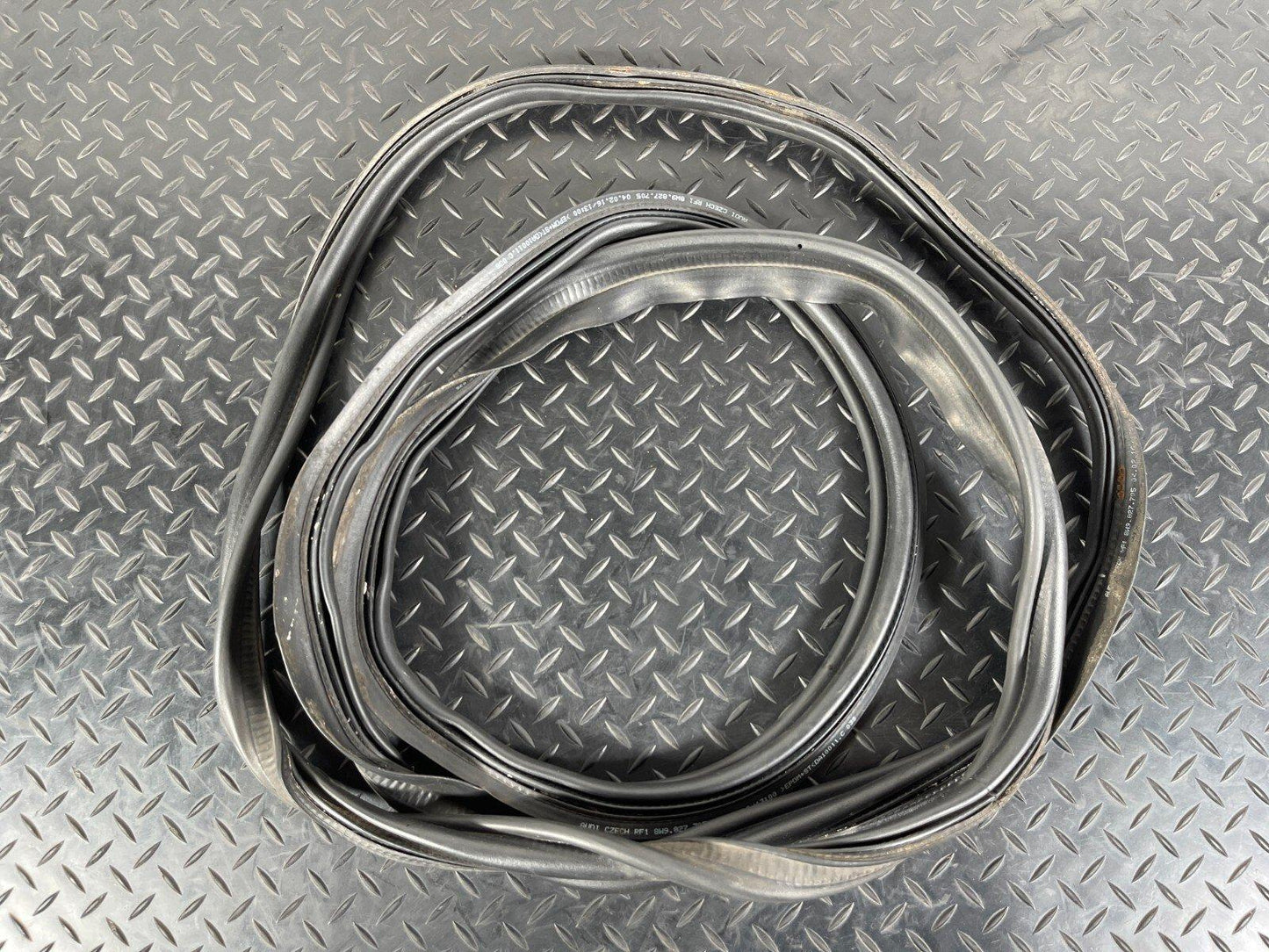 16-19 AUDI A4 B9 BOOT SEAL RUBBER SEAL 8W9827705