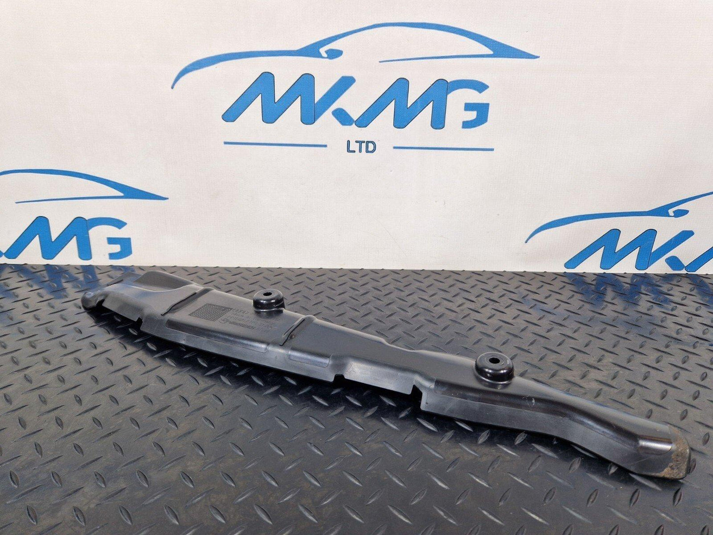 16-19 AUDI A4 B9 SALOON GENUINE FRONT RIGHT WING FILLER INSULATOR 8W0821112