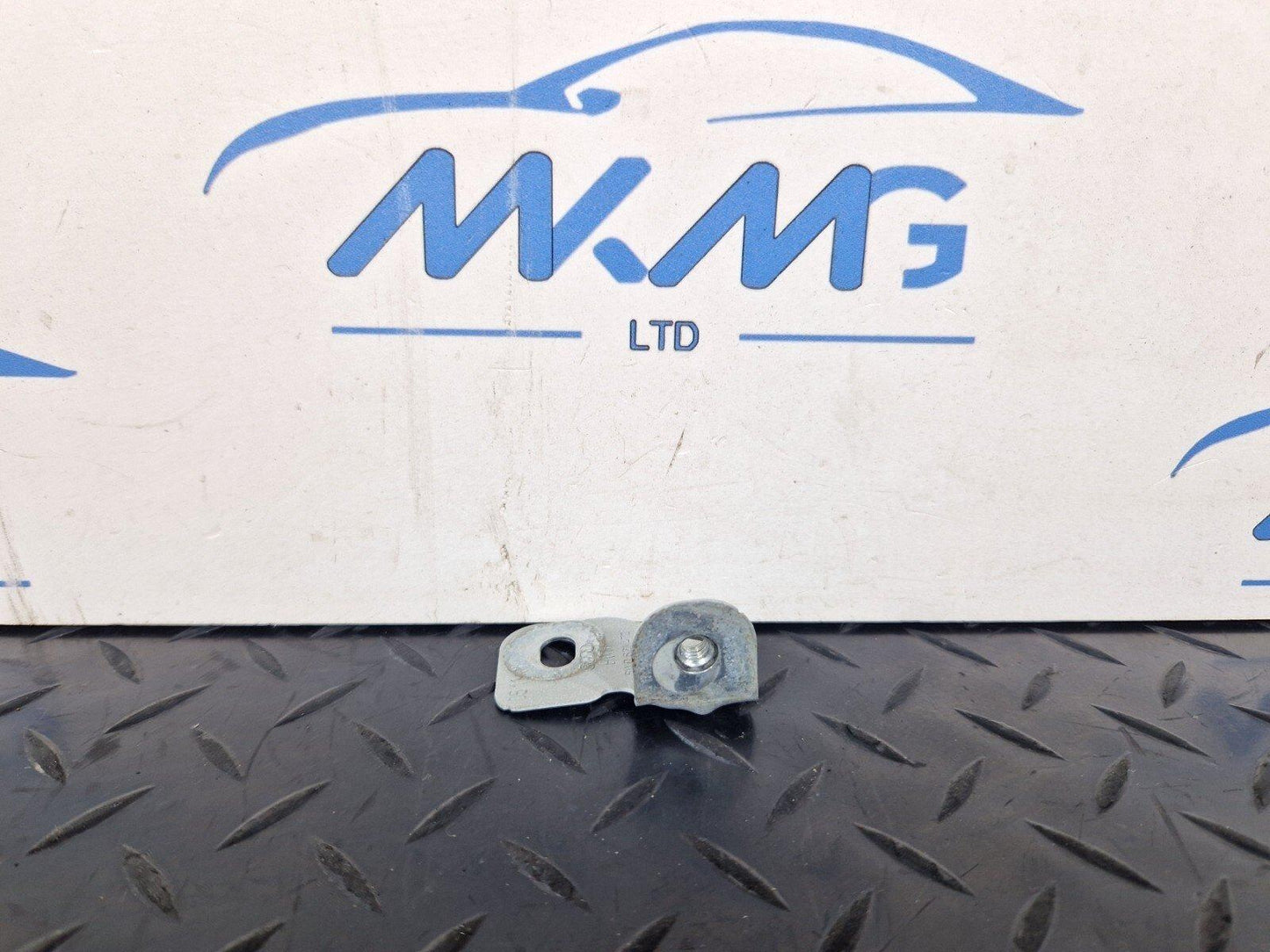 16-19 AUDI A4 B9 S-LINE GENUINE FRONT RIGHT DRIVER SIDE WING BRACKET 8W0821470