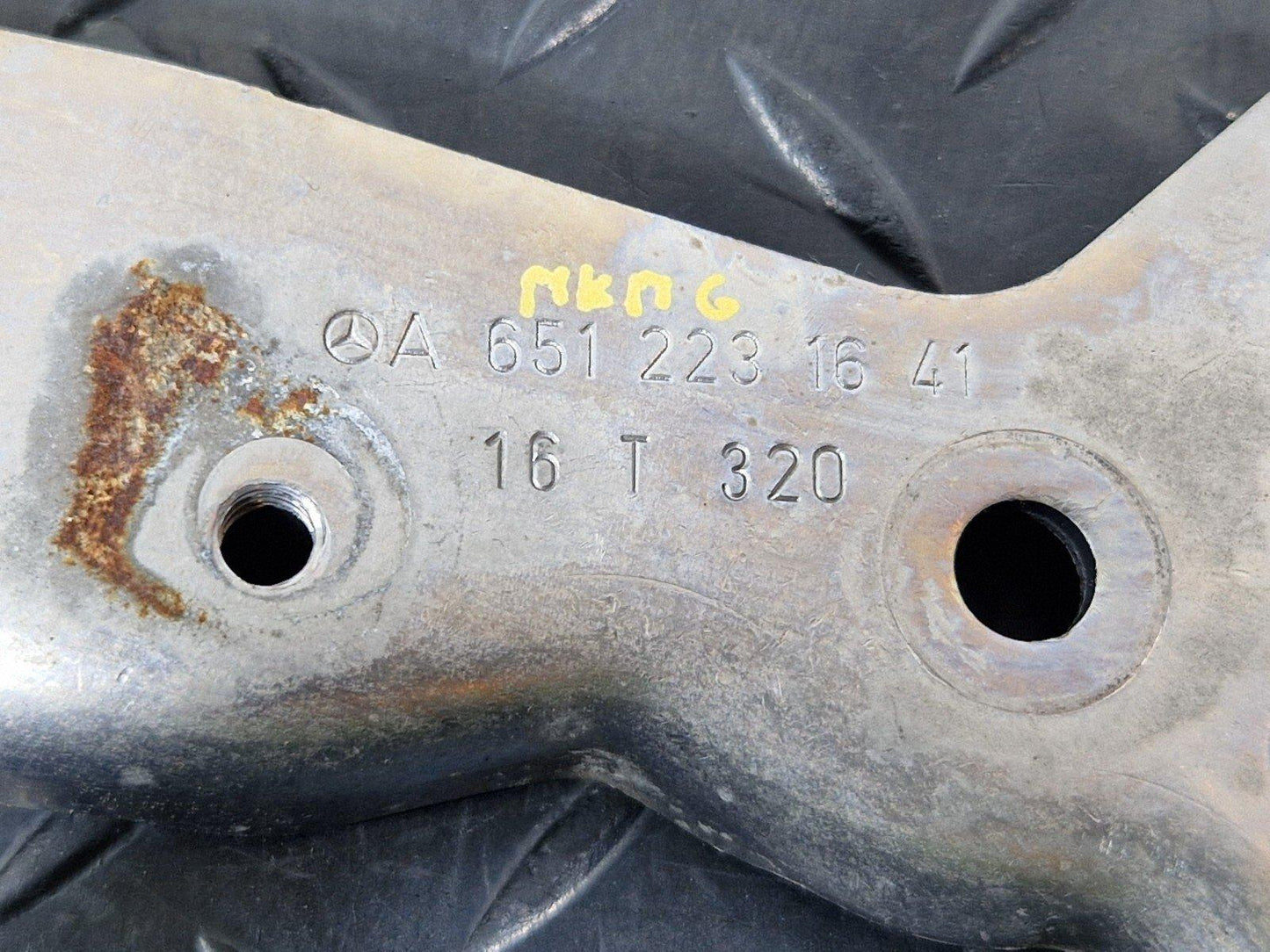 14-21 MERCEDES BENZ C220d W205 ENGINE LEFT REAR LIFTING LUG CLIP MOUNT HOLDER