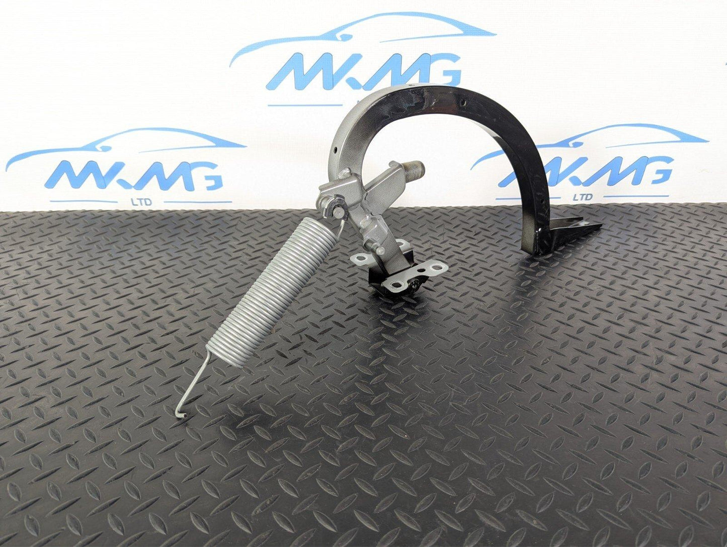 16-19 AUDI A4 B9 SALOON OEM REAR RIGHT O/S BOOT HINGE IN BLACK Y9B 8W5827302A