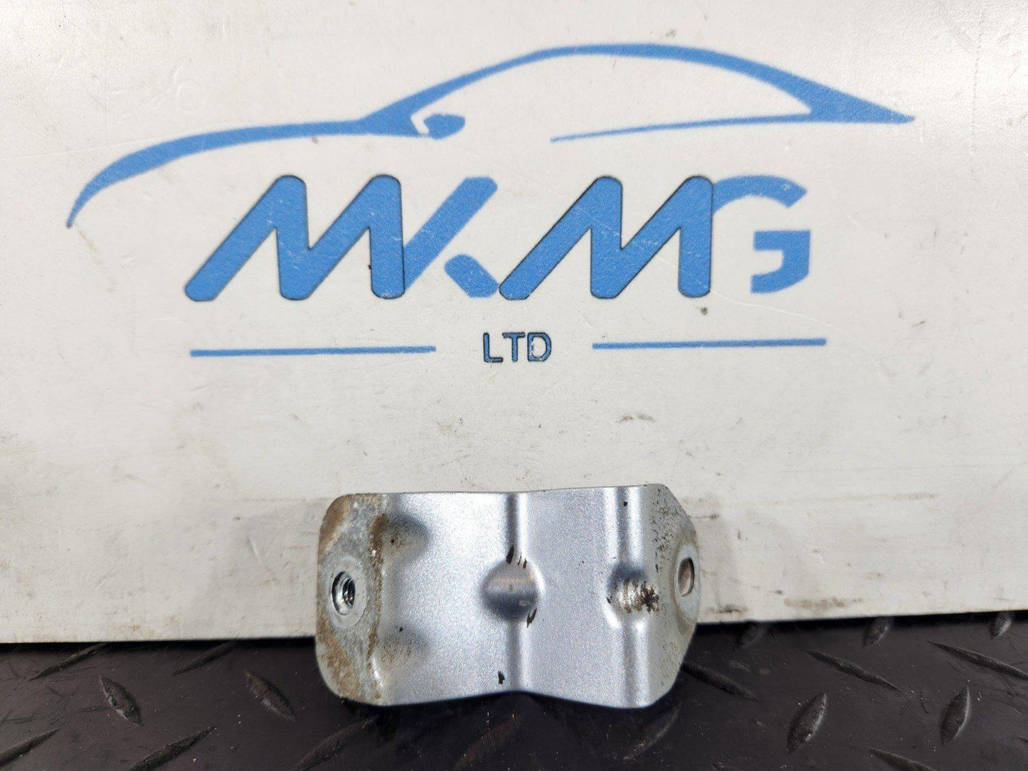 16-19 AUDI A4 B9 GENUINE FRONT WING BRACKET FITS LEFT & RIGHT 8W0821471