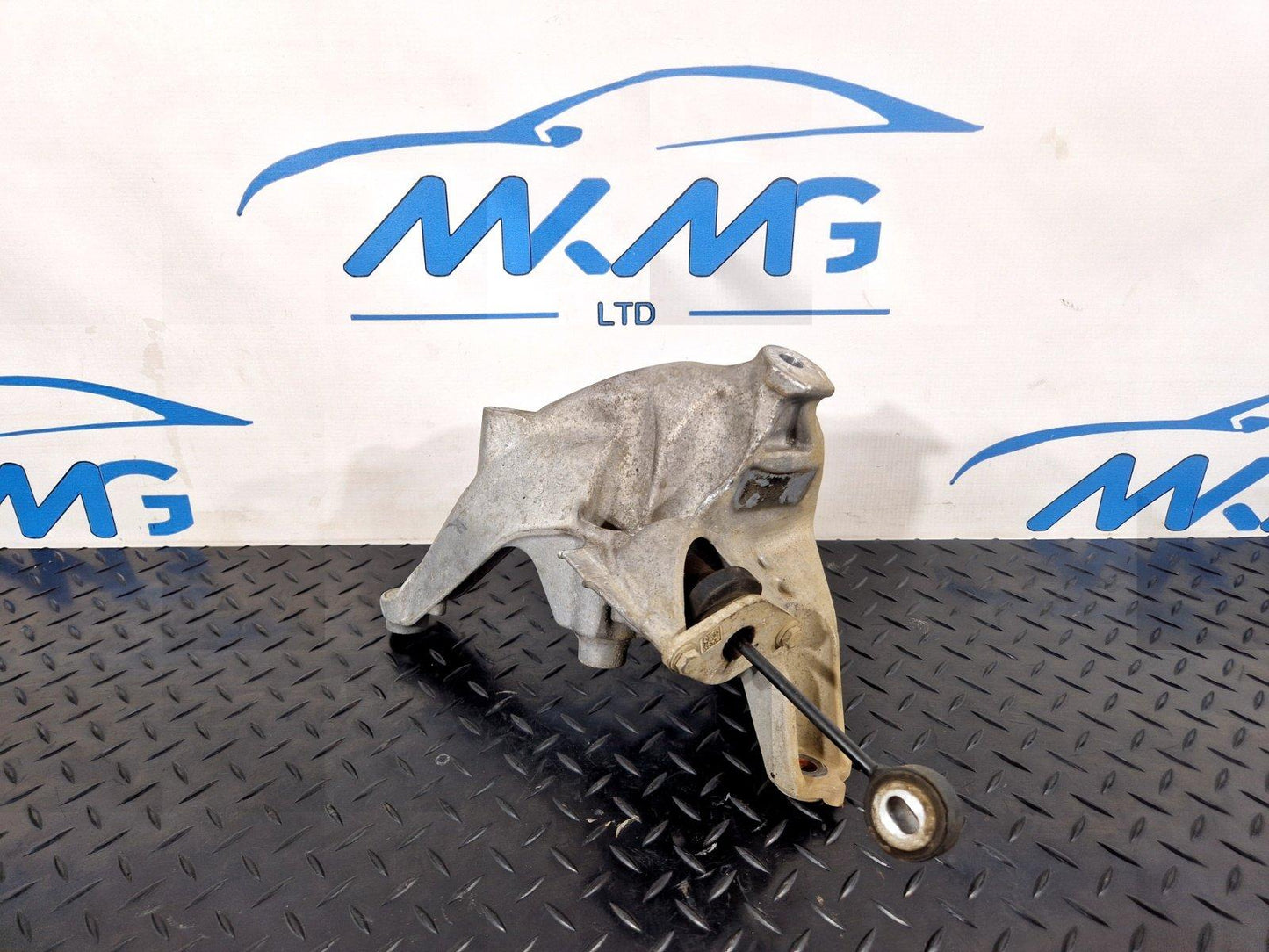 16-19 AUDI A4 B9 GENUINE LEFT N/S ENGINE MOUNT BRACKET 4M0199307AD