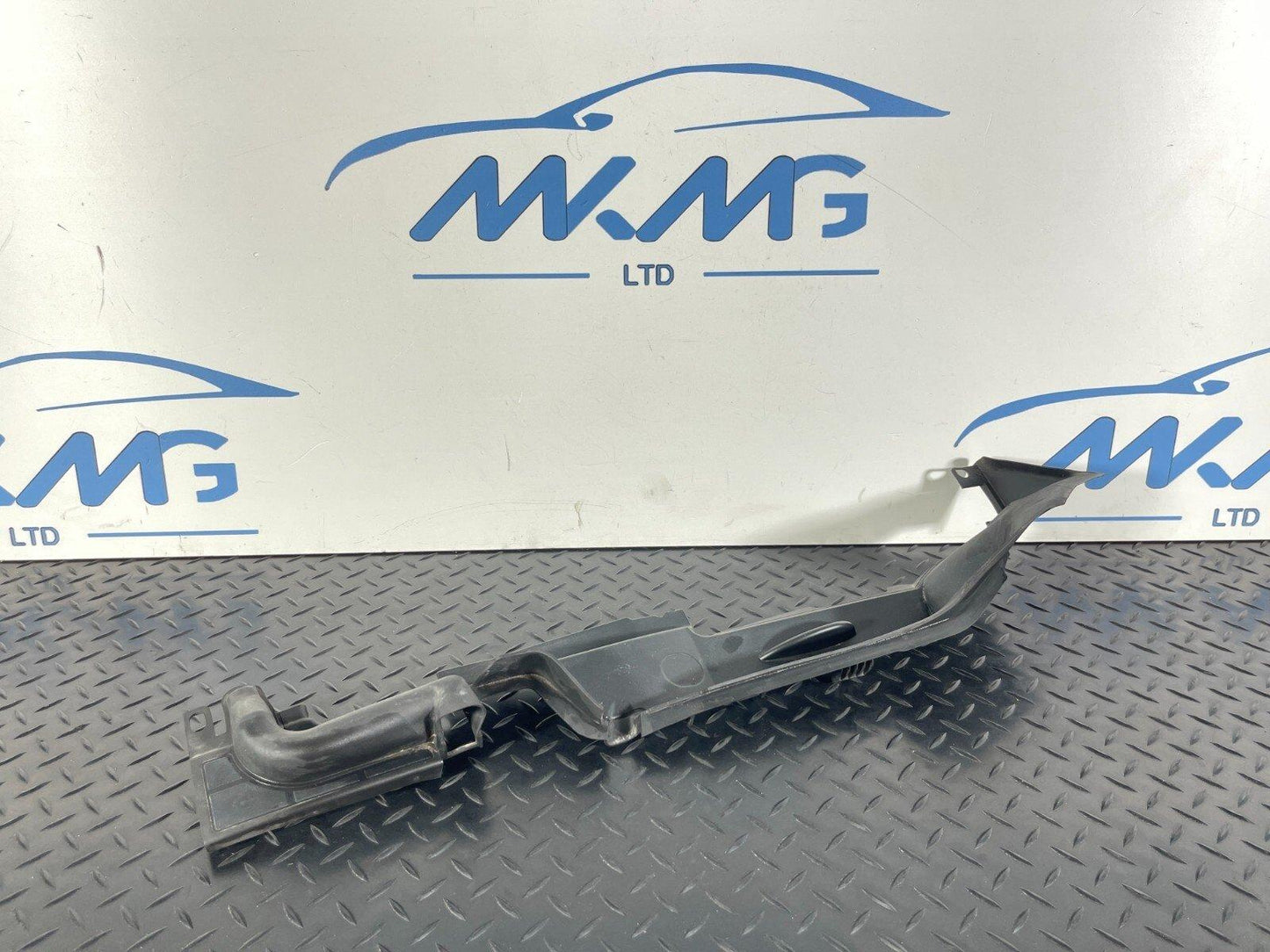 16-19 AUDI A4 B9 GENUINE RIGHT DRIVER SIDE WING RUBBER SEAL 8W0821170