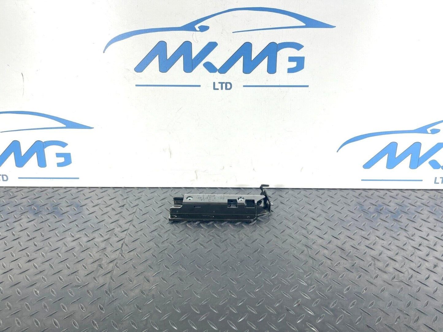16-19 AUDI A4 B9 GENUINE GENUINE MOUNTING FOR TIE-DOWN EYE 8W9813981
