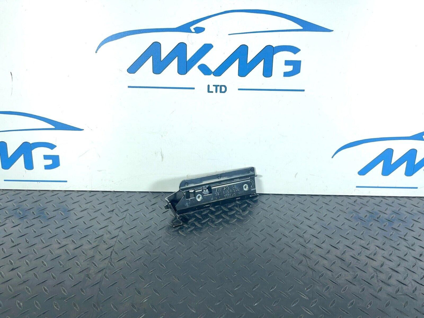 16-19 AUDI A4 B9 GENUINE GENUINE MOUNTING FOR TIE-DOWN EYE 8W9813981