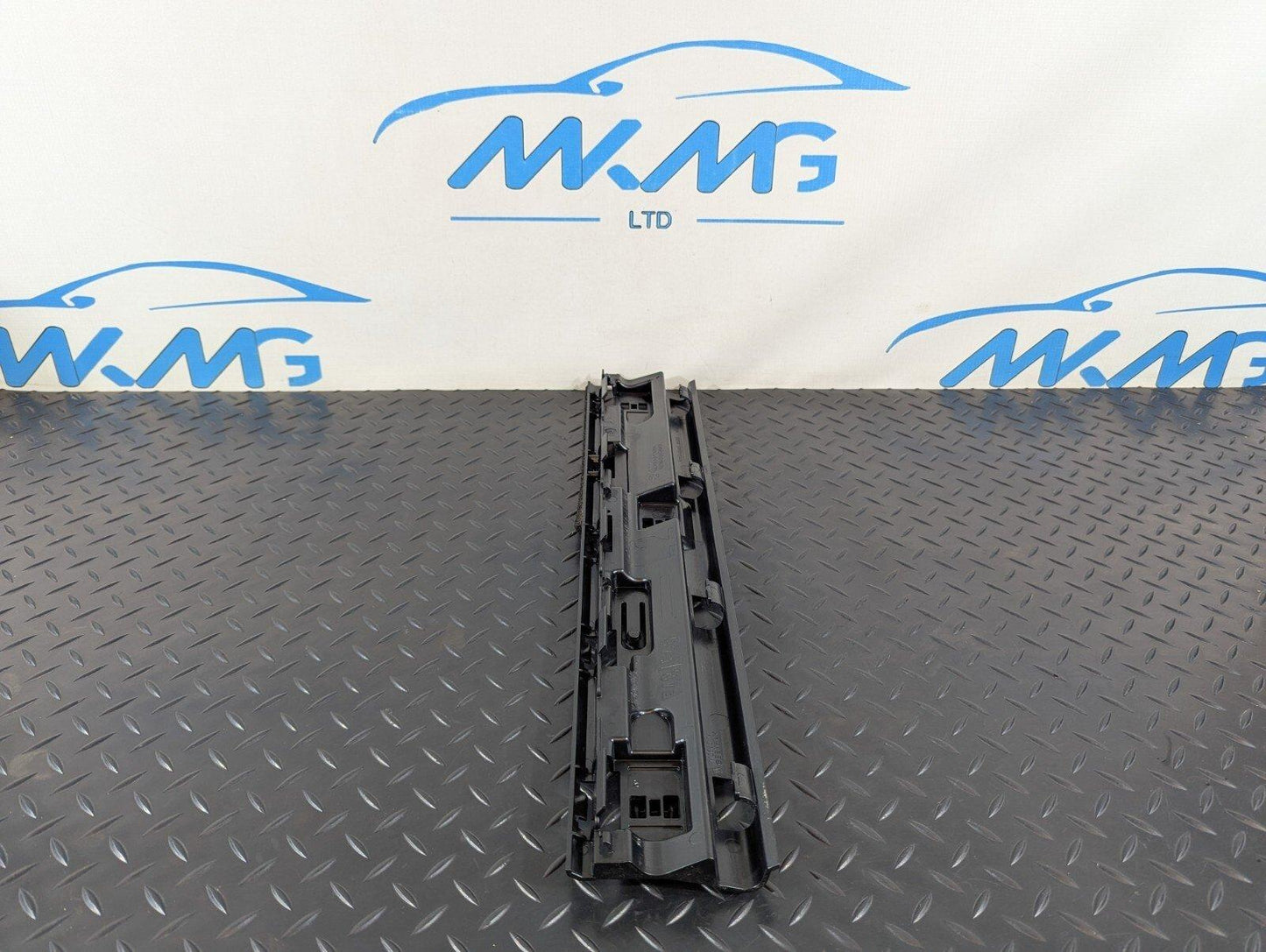 16-22 BMW X1 F48 LEFT SIDE CENTRE SKIRT MOUNTING BRACKET 7332331
