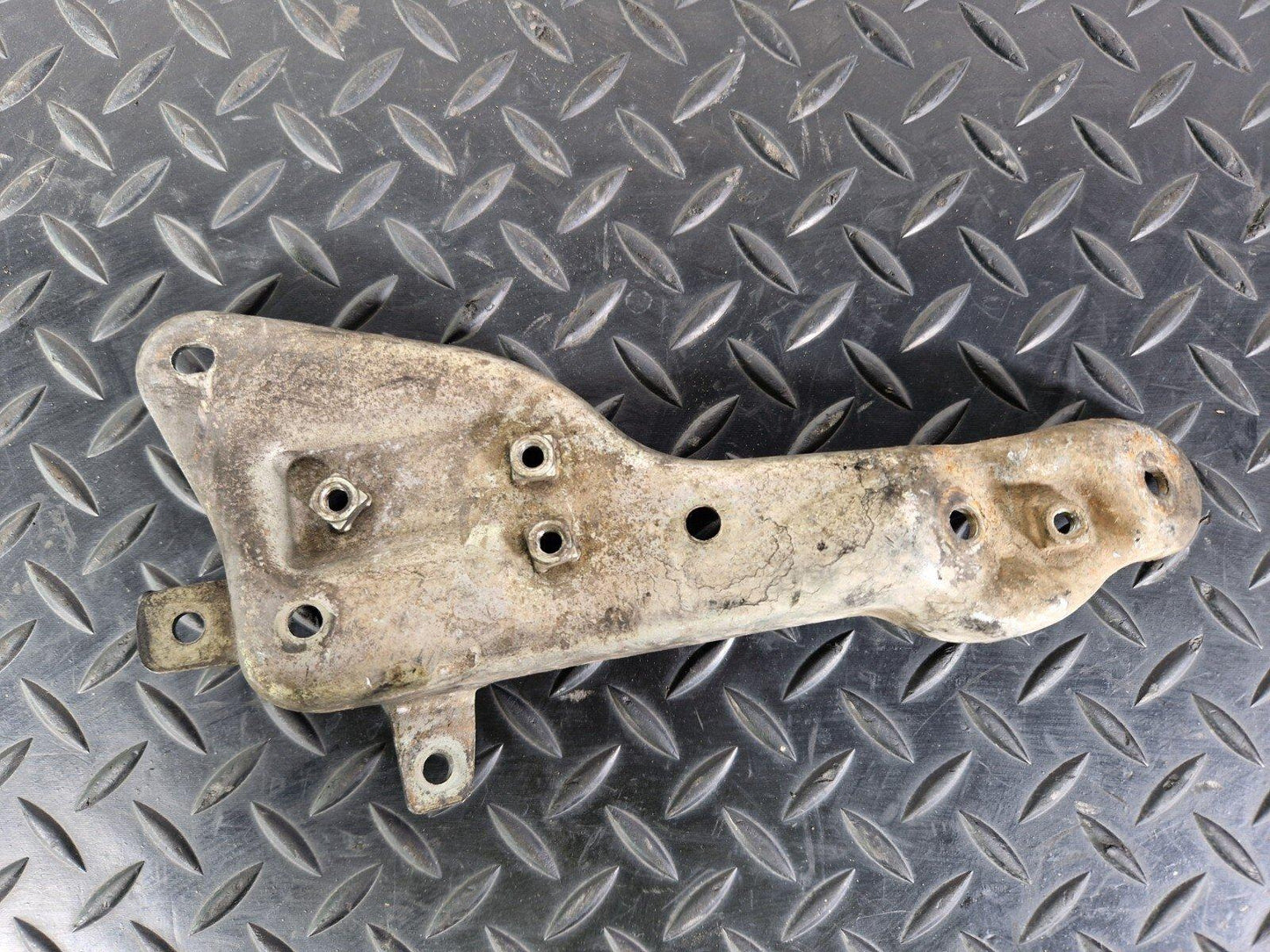18-ON MERCEDES BENZ SPRINTER W907 OEM VALVE BRACKET A6511400200