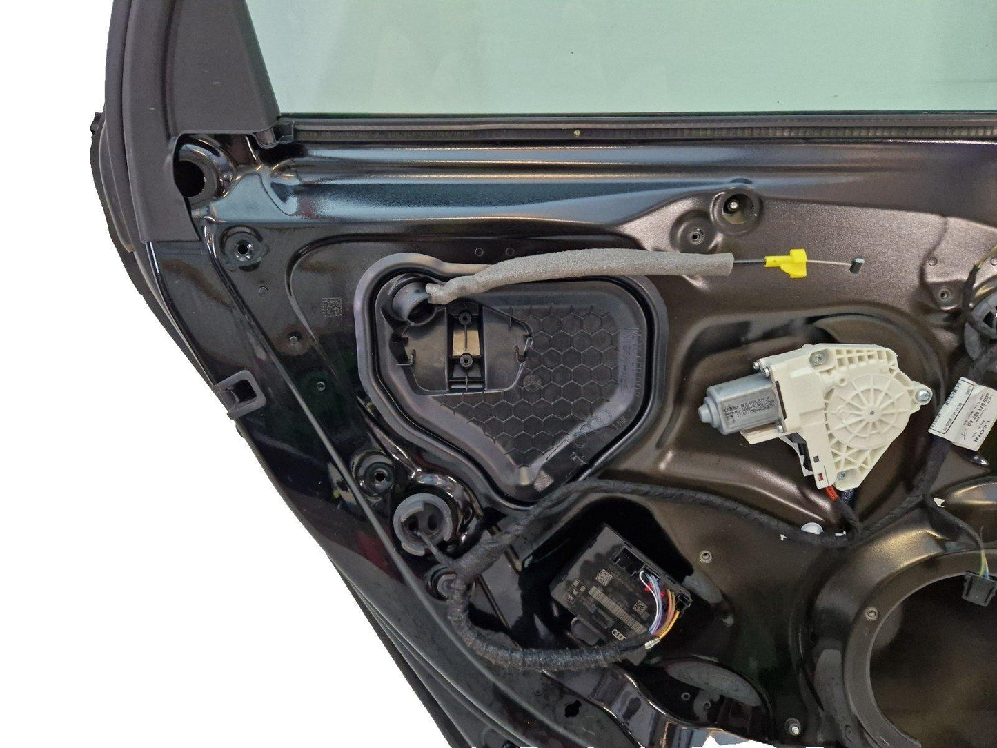 12-18 AUDI A6 C7 SALOON REAR LEFT N/S COMPLETE DOOR IN BLACK (NEEDS REPAINTING)