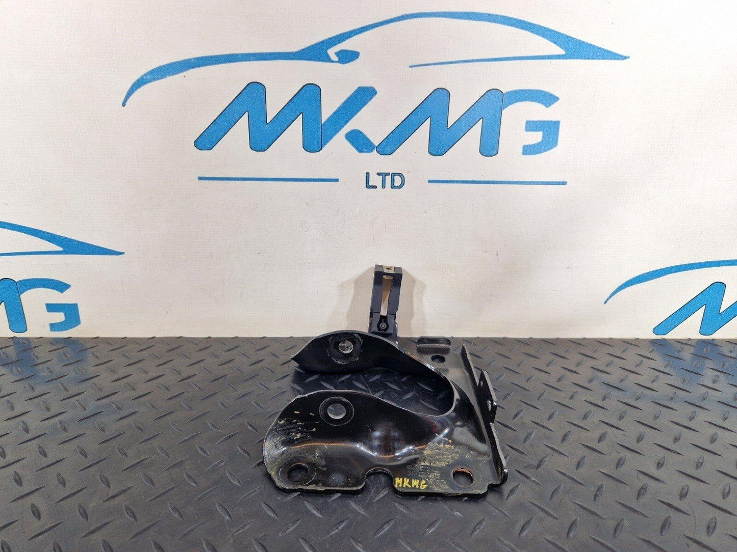 18-ON MERCEDES BENZ A CLASS W177 MAIN FLOOR LEFT SIDE N/S HOLDER BRACKET MOUNT