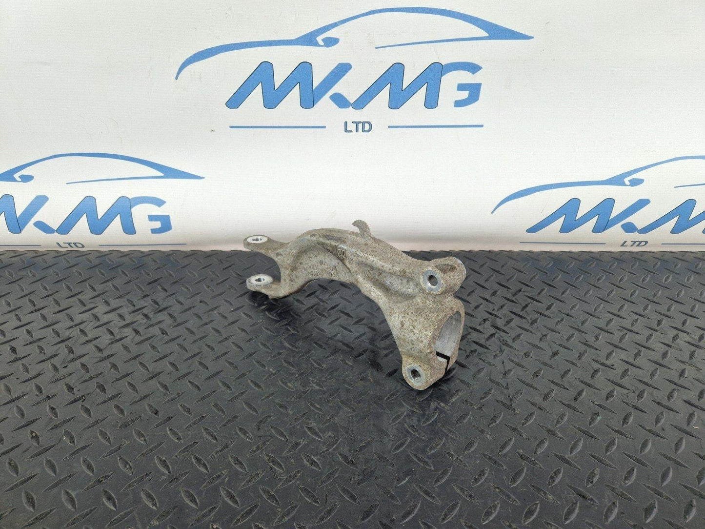 16-19 AUDI A4 B9 GENUINE FRONT LEFT SIDE SHOCK ABSORBER HOLDER 8W0037