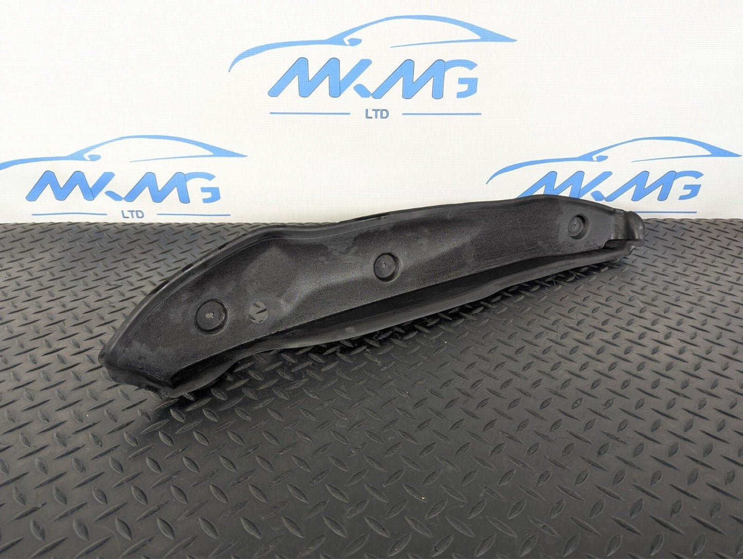 11-19 MERCEDES BENZ ML W166 FRONT RIGHT O/S WING FENDER COVER SEAL A1668890025