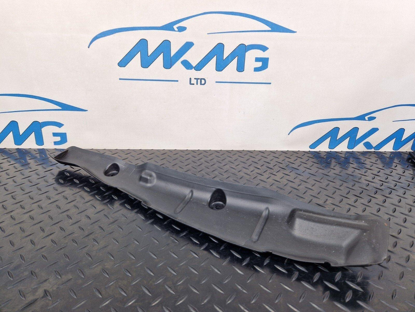 16-19 AUDI A4 B9 SALOON GENUINE FRONT RIGHT WING FILLER INSULATOR 8W0821112