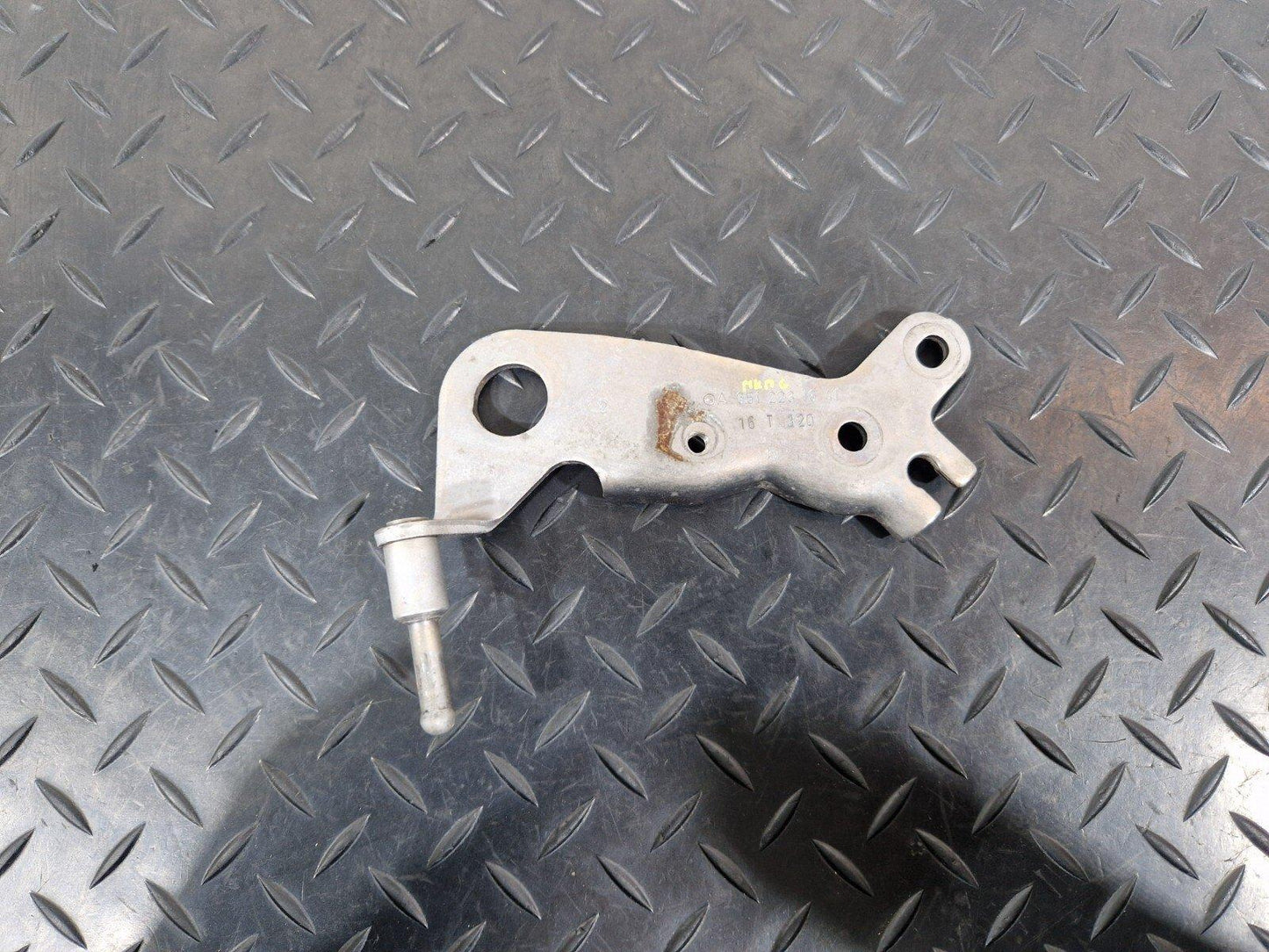 14-21 MERCEDES BENZ C220d W205 ENGINE LEFT REAR LIFTING LUG CLIP MOUNT HOLDER