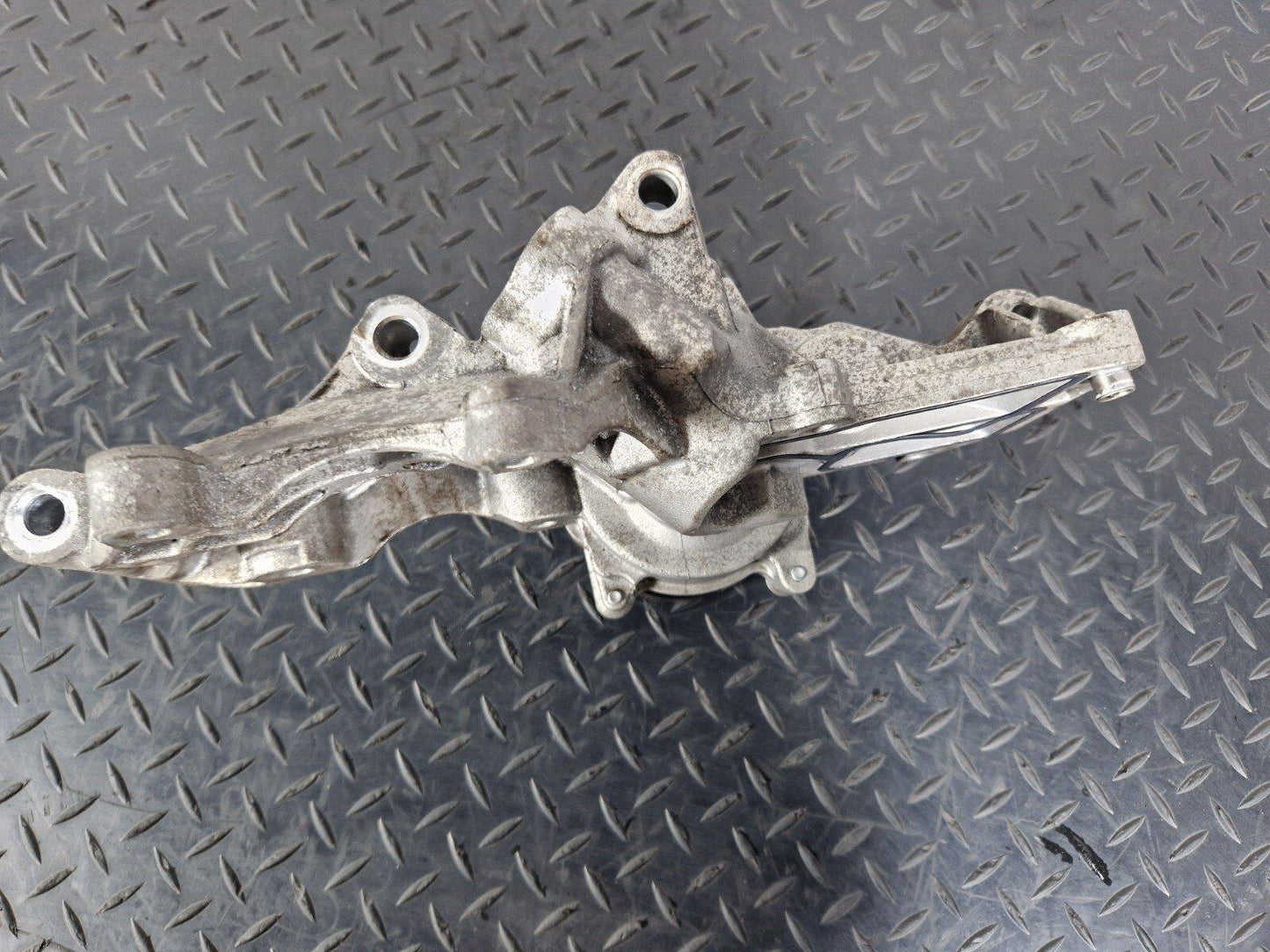 14-21 BMW 2 SERIES GRAN TOURER F45 F46 WATER PUMP THERMOSTAT BRACKET 8575850