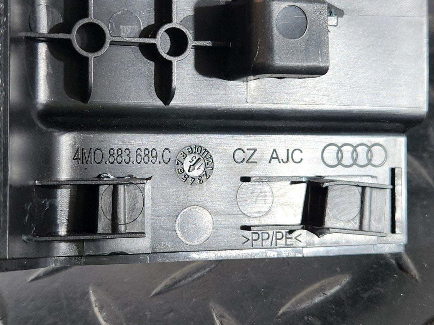 16-20 AUDI Q7 4M GENUINE REAR LEFT N/S/R 2ND ROW SEAT RAIL TRIM COVER 4M0883689C