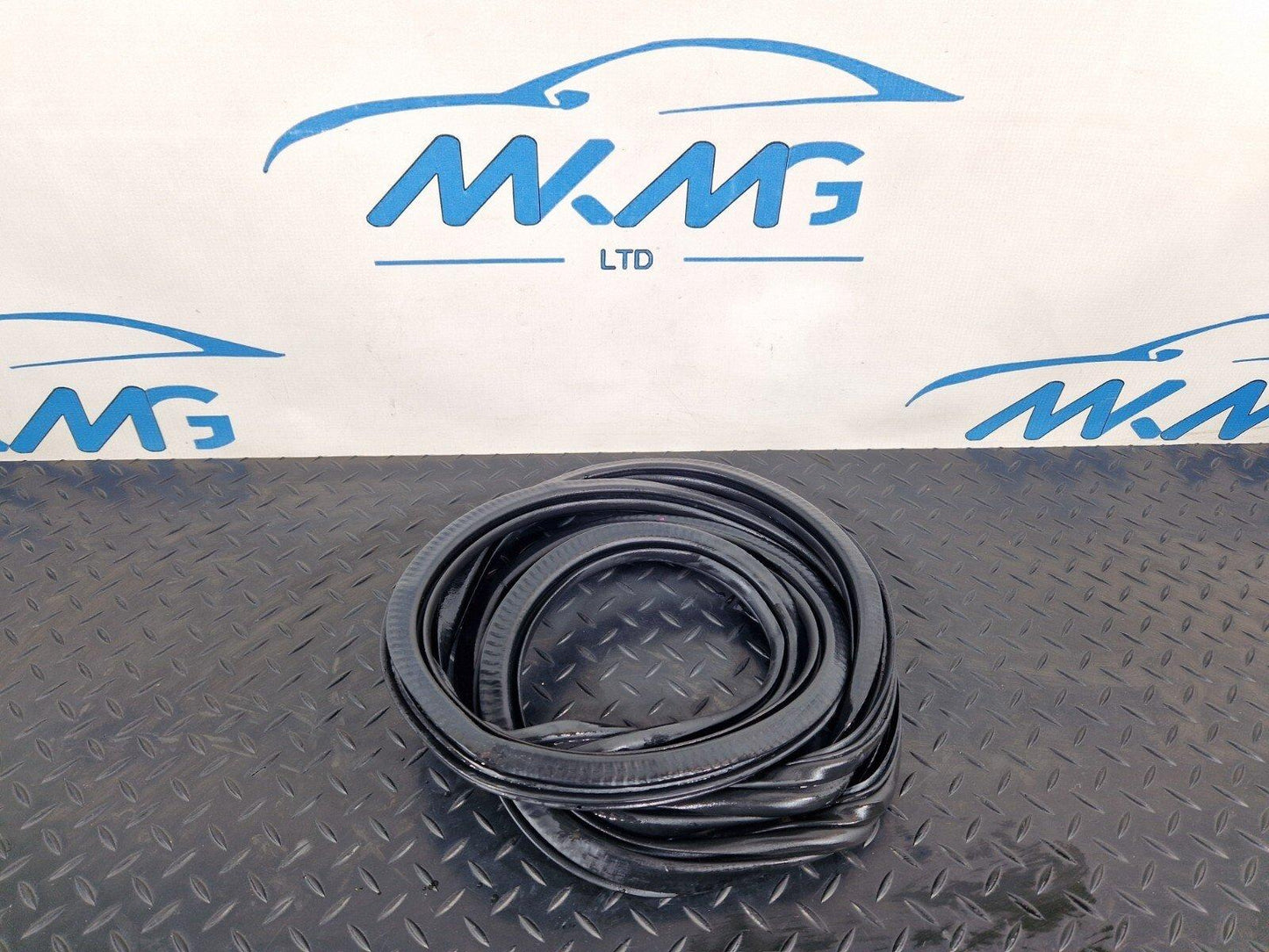 12-18 AUDI A6 C7 REAR LEFT DOOR RUBBER SEAL FITS BOTH LEFT OR RIGHT 4G5833721A