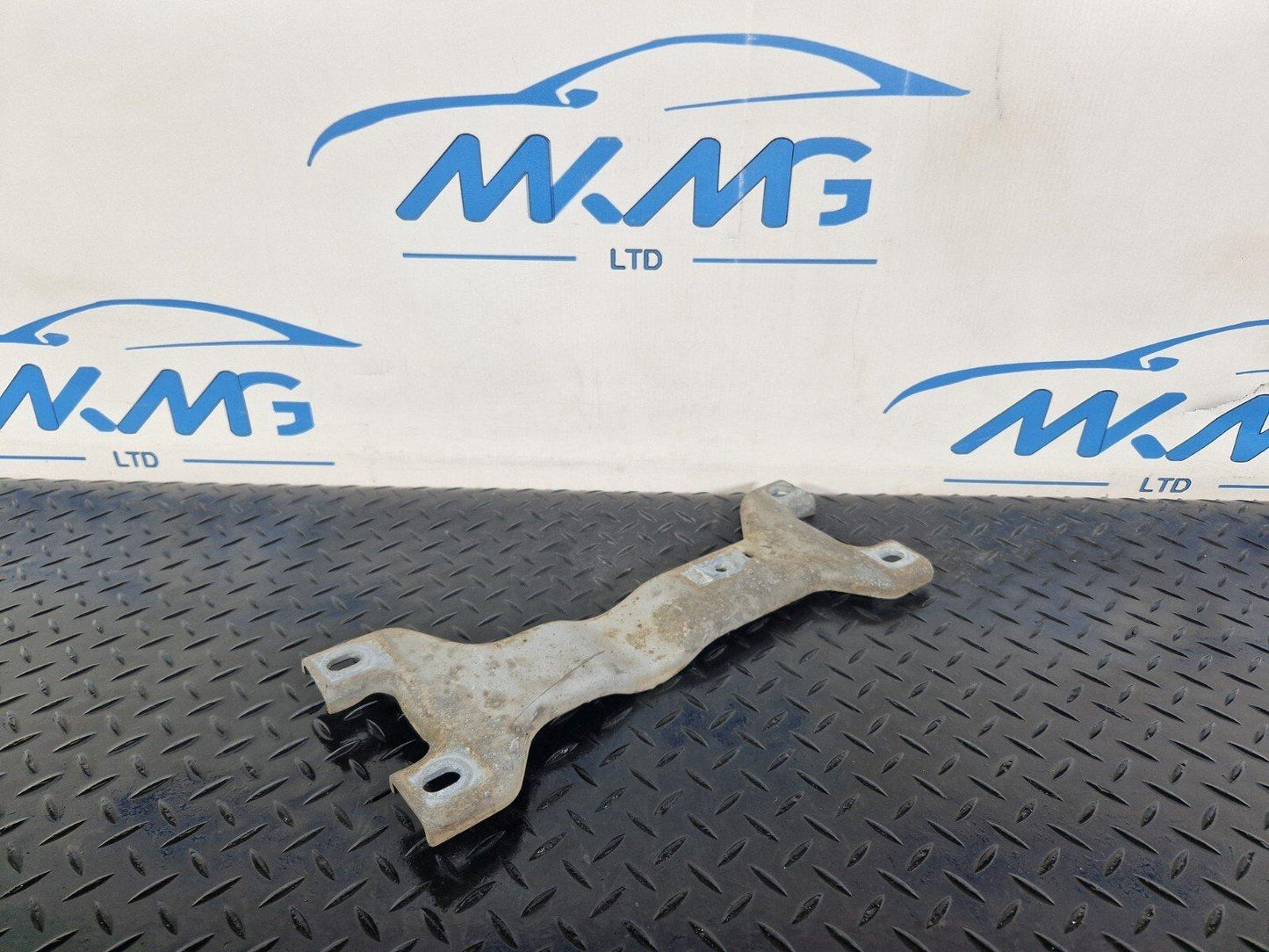 19-ON MERCEDES A CLA C188 V177 EQ 250E EXHAUST SYSTEM CENTRE BRACKET A2474921500