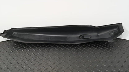 13-19 MERCEDES BENZ CLA W117 C117 FRONT RIGHT FENDER RUBBER SEAL A1178890225