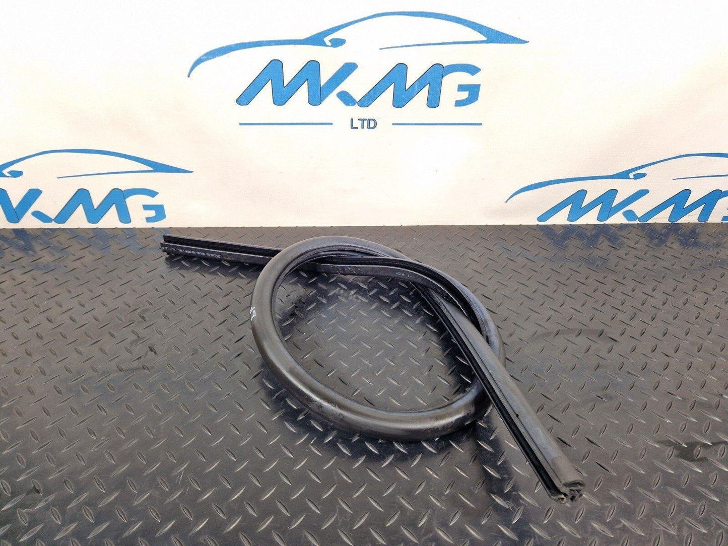 10-18 AUDI A7 4G S-LINE FRONT RIGHT OSF RUBBER WEATHER SEAL 4G8831707A