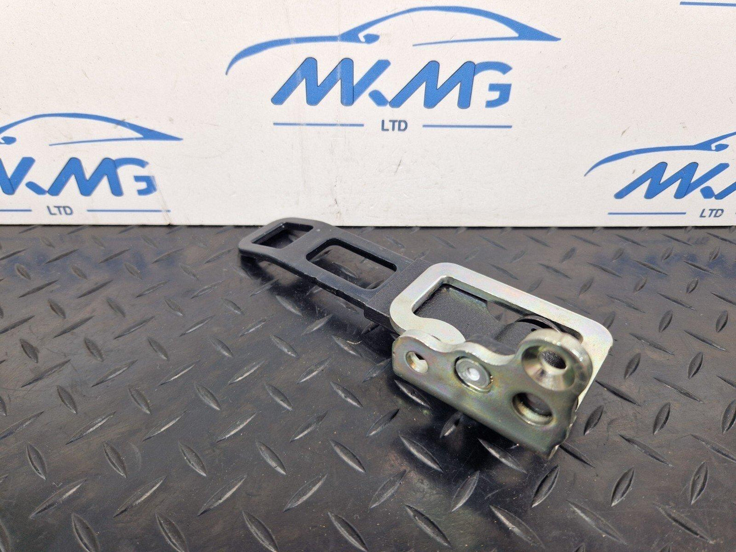 14-20 MERCEDES GLA 200 X156 OEM REAR BACKREST RETAINING LEFT BRACKET A1569208100
