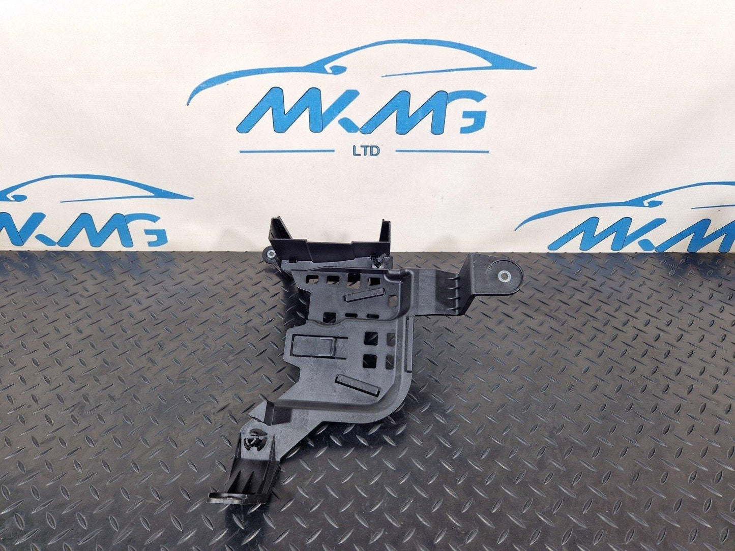 14-21 MERCEDES BENZ C200 W205 FUSE BOX HOLDER BRACKET  A2055452940