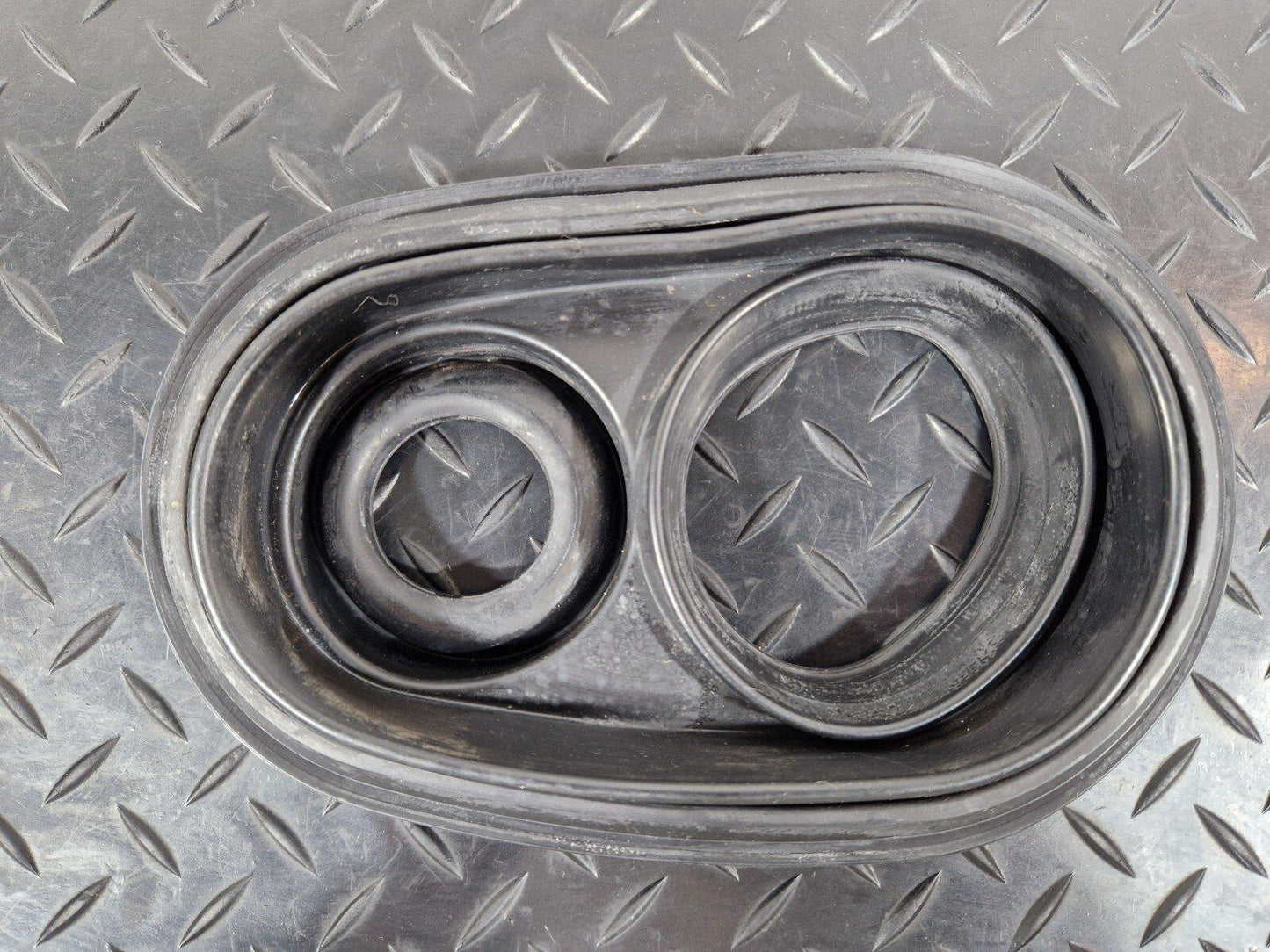 19-ON MERCEDES BENZ B CLASS W247 GENUINE FUEL TANK FILLER SEAL CAP A2474711000