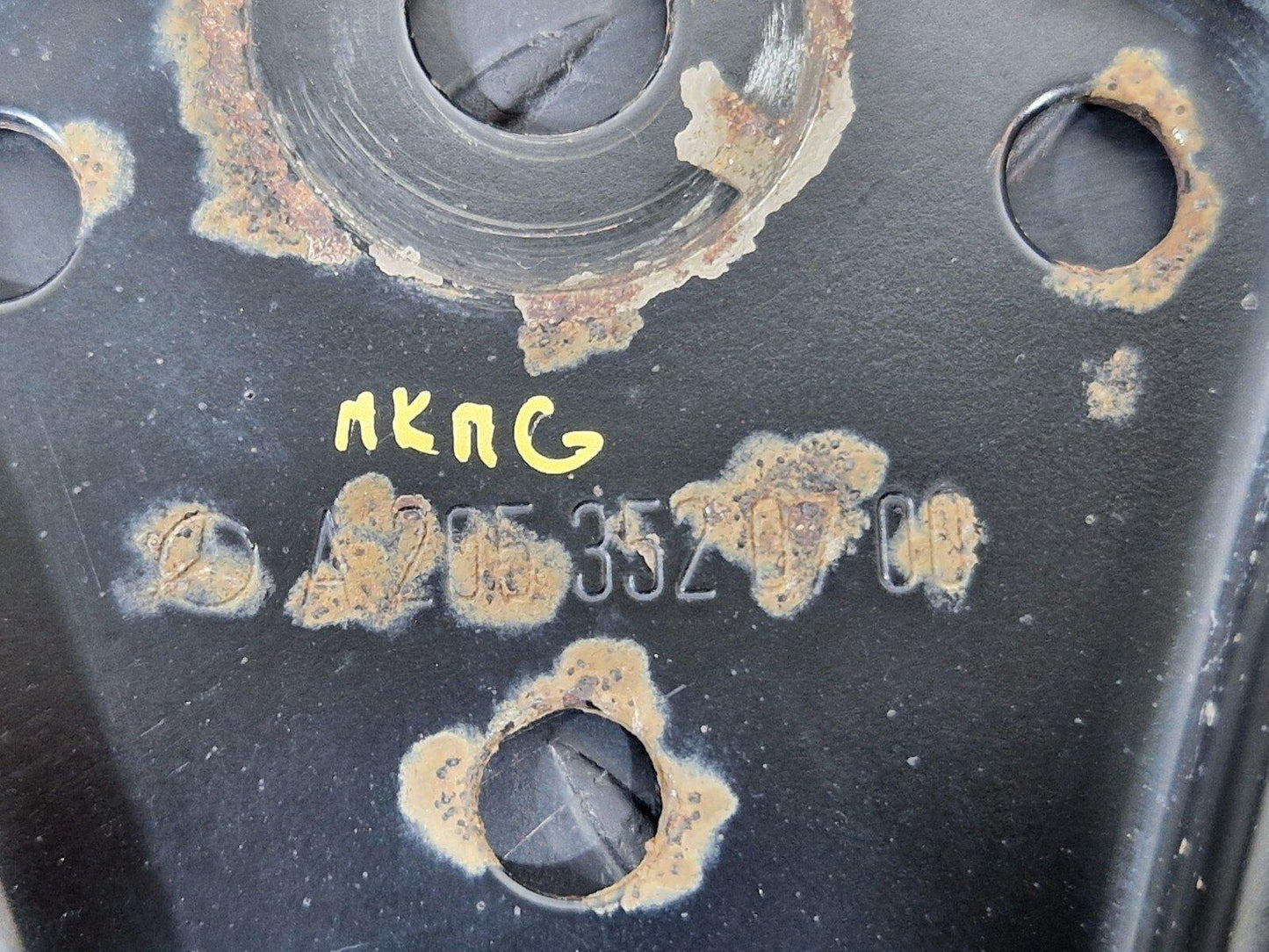 14-21 MERCEDES BENZ C200d W205 REAR AXLE SUBFRAME LEFT STOP PLATE A2053520700