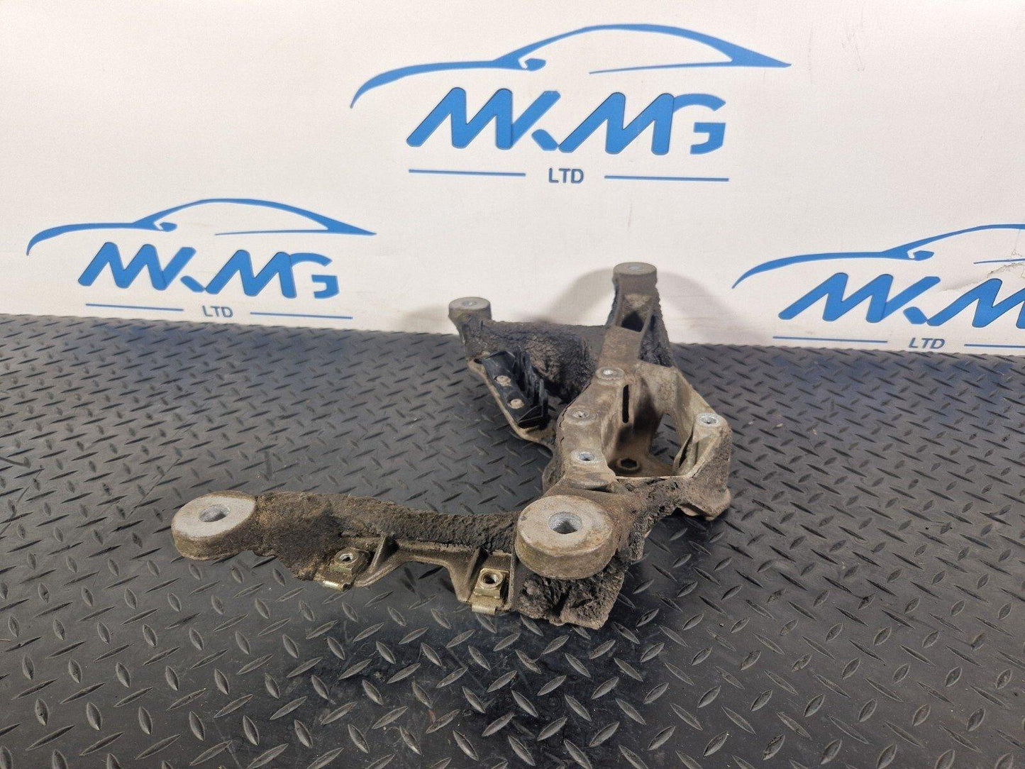 16-19 AUDI A4 B9 GENUINE MANUAL GEARBOX TRANSMISSION BRACKET 8W0399262AD