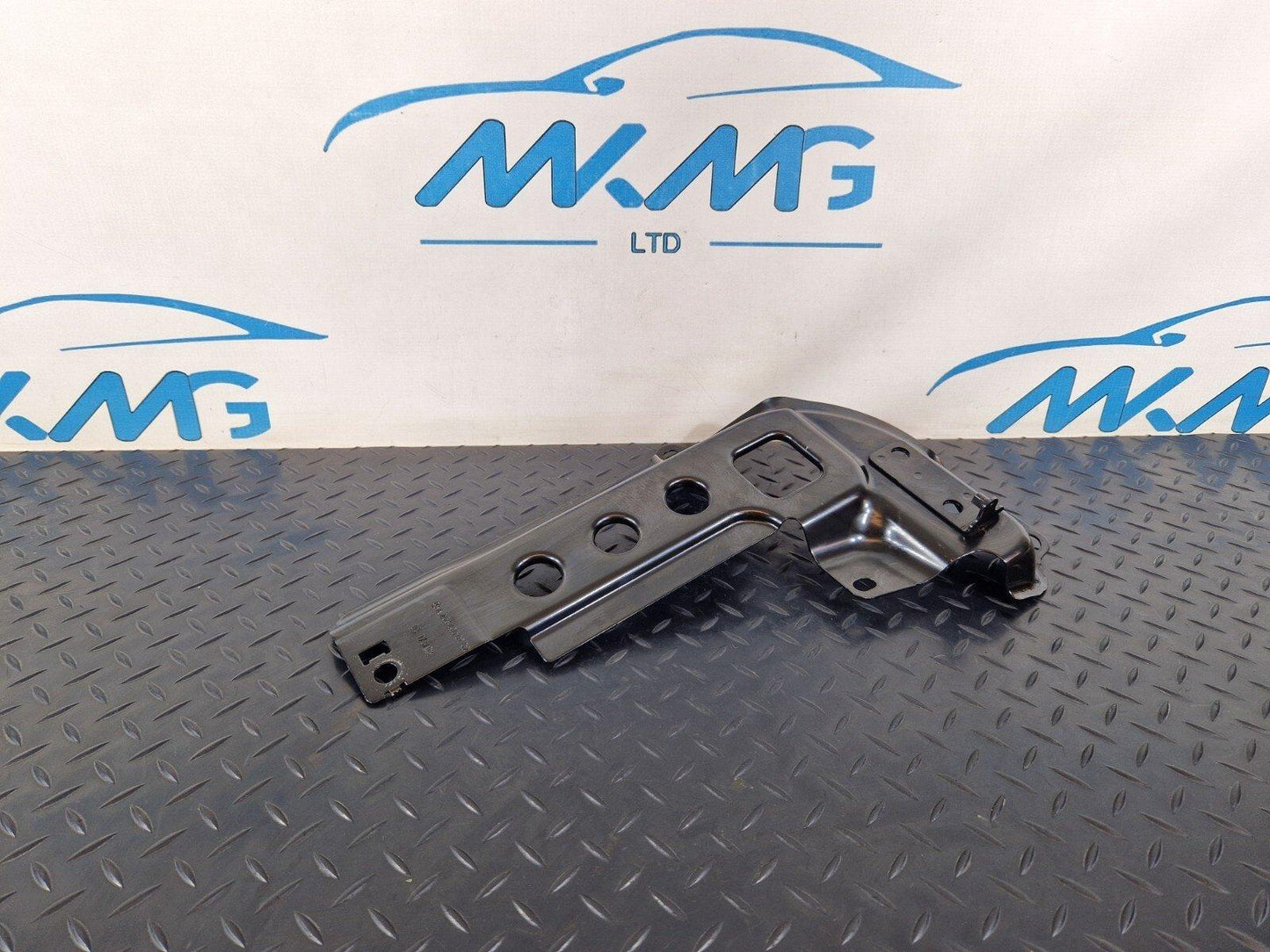 14-21 MERCEDES BENZ C300h W205 BOOT TRUNK FLOOR LEFT SUPPORT BRACKET A2056100102