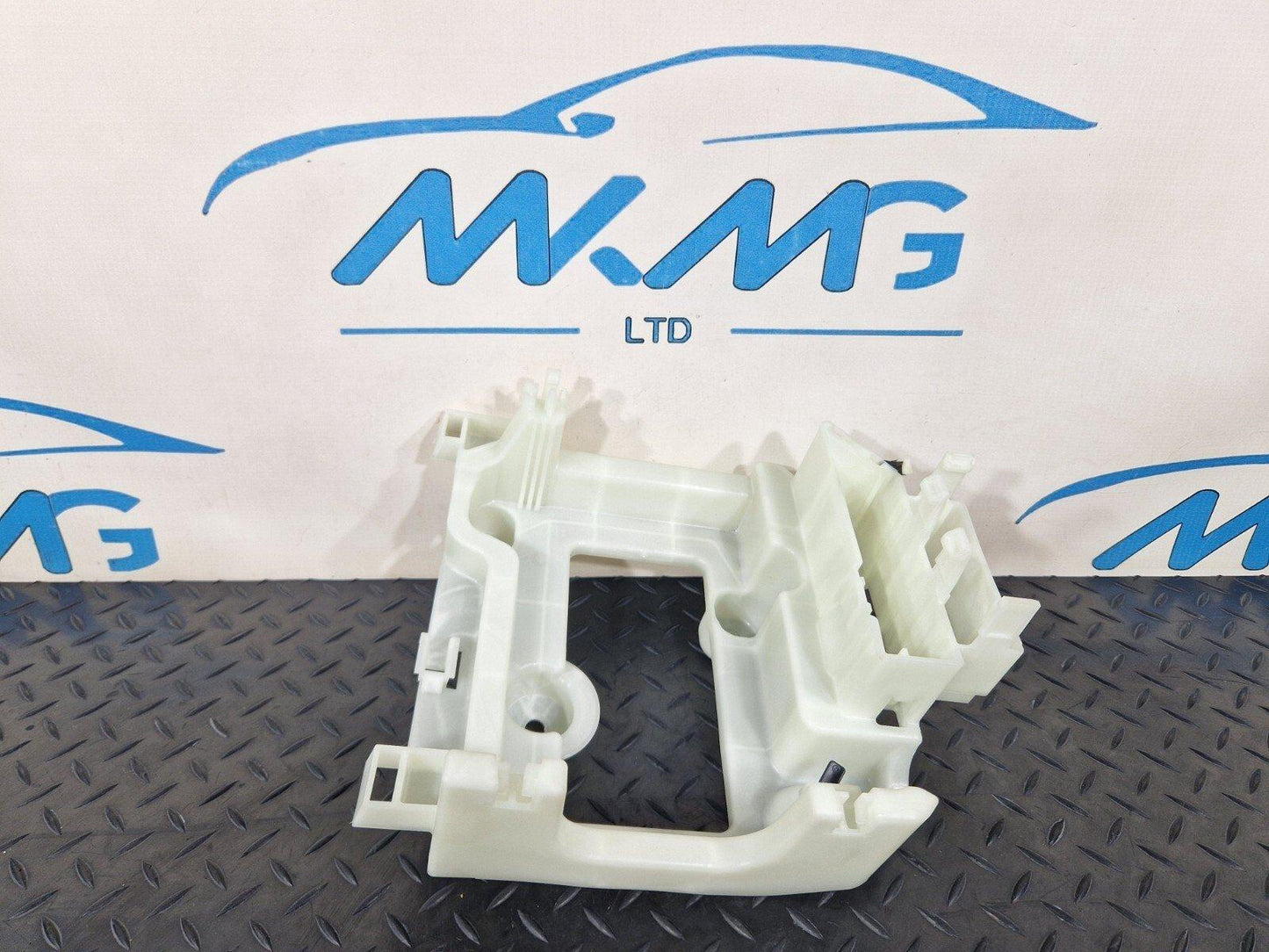 20-24 BMW 1 SERIES F40 GENUINE CURRENT DISTIBUTOR BRACKET HOLDER TRAY 6837044