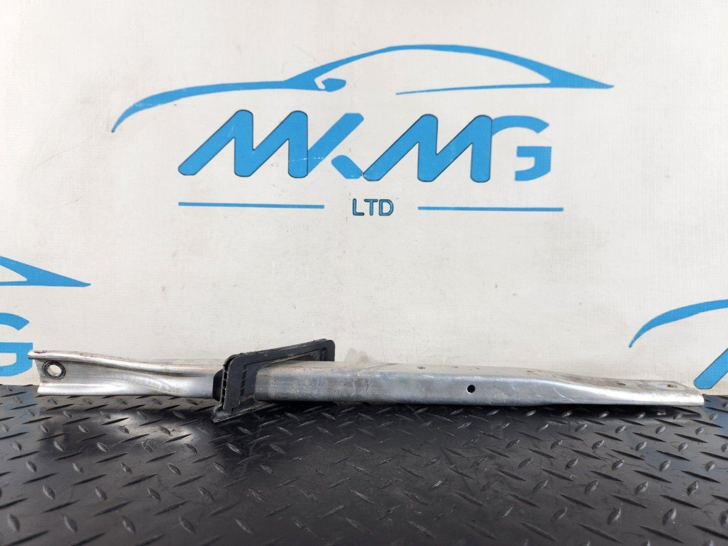 16-19 AUDI A4 B9 GENUINE RIGHT O/S BUMPER BAR BRACKET 8W0905646B