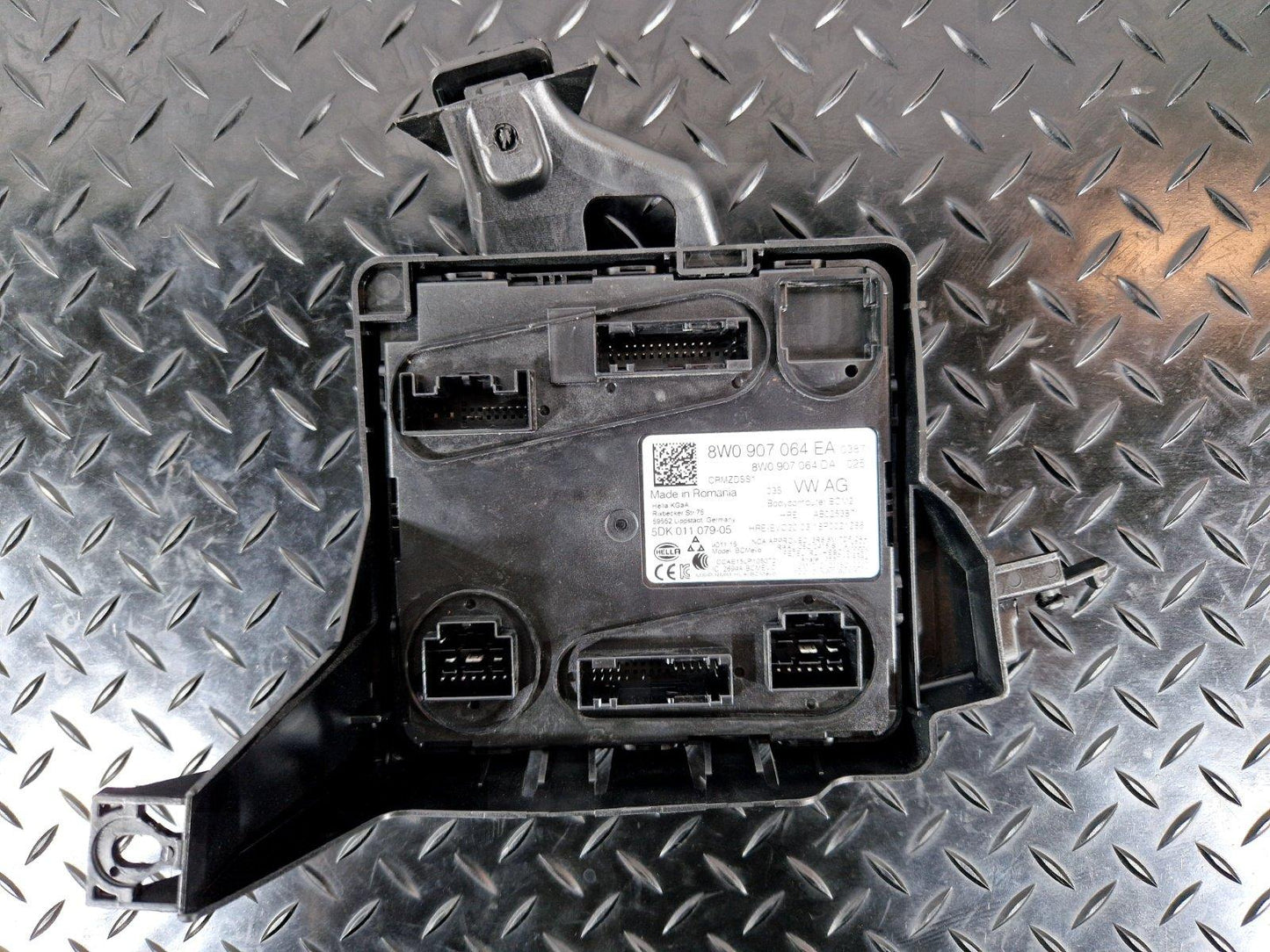 16-19 AUDI A4 B9 GENUINE  BODY CONTROL MODULE BCM 8W0907064EA 8W0907064DA