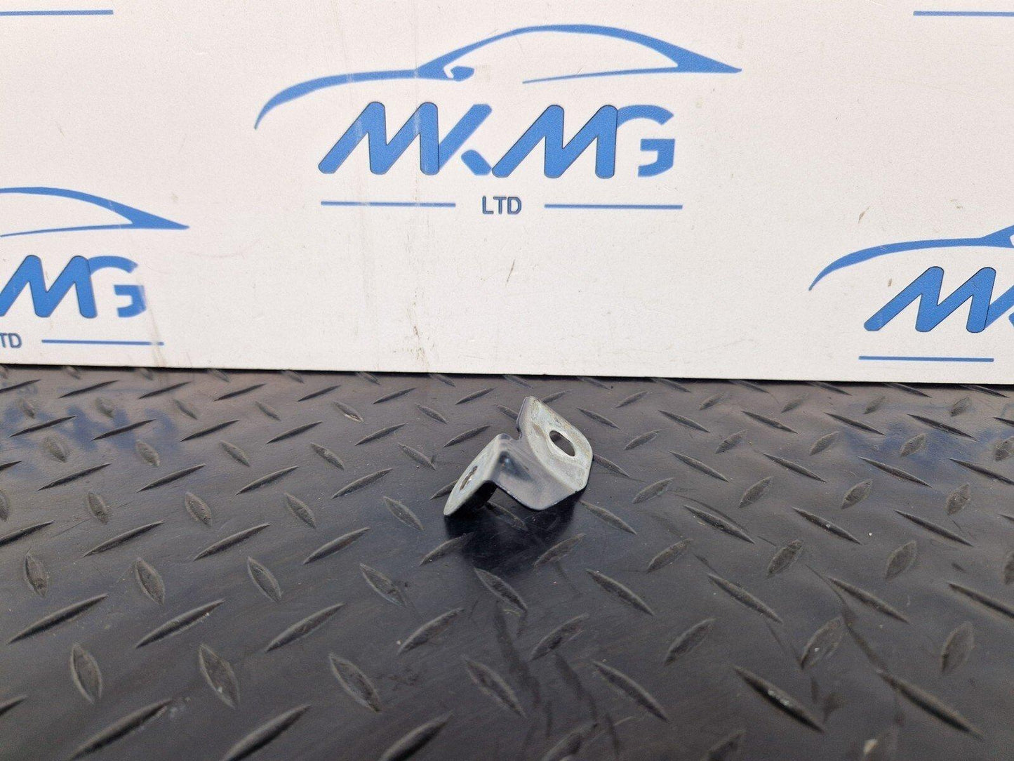 16-19 AUDI A4 AVANT B9 S-LINE GENUINE WING MOUNT BRACKET LEFT SIDE 8W0821469