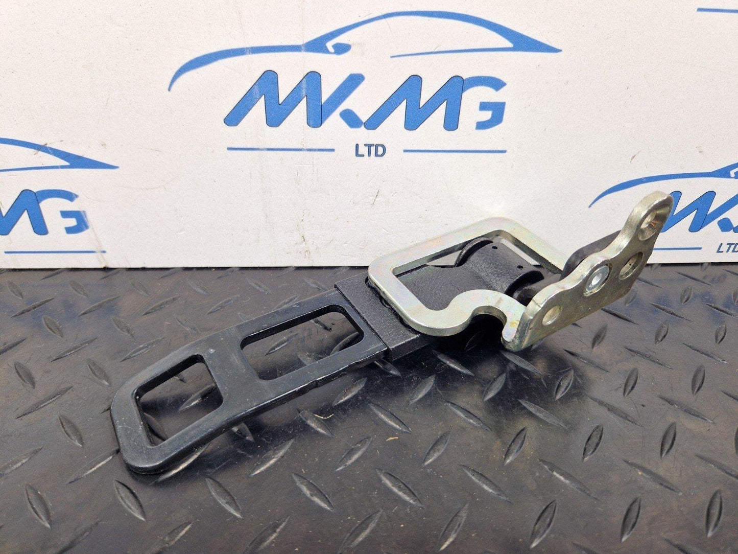 14-20 MERCEDES GLA 200 X156 OEM REAR BACKREST RETAINING LEFT BRACKET A1569208100