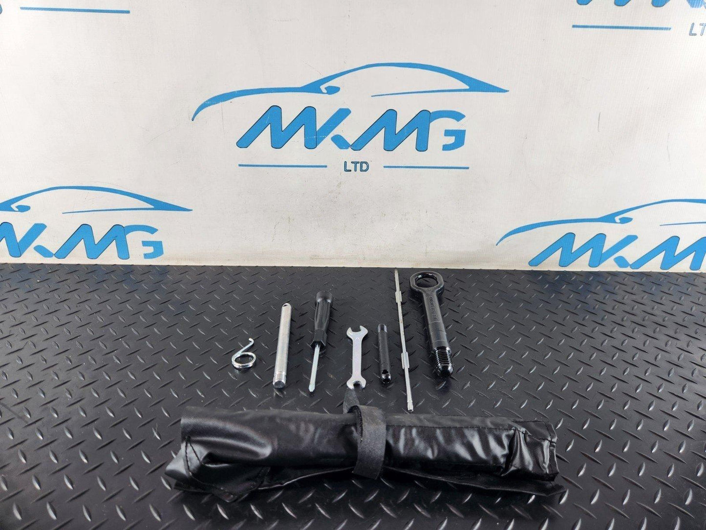 16-20 AUDI Q7 4M GENUINE BOOT TOOLKIT