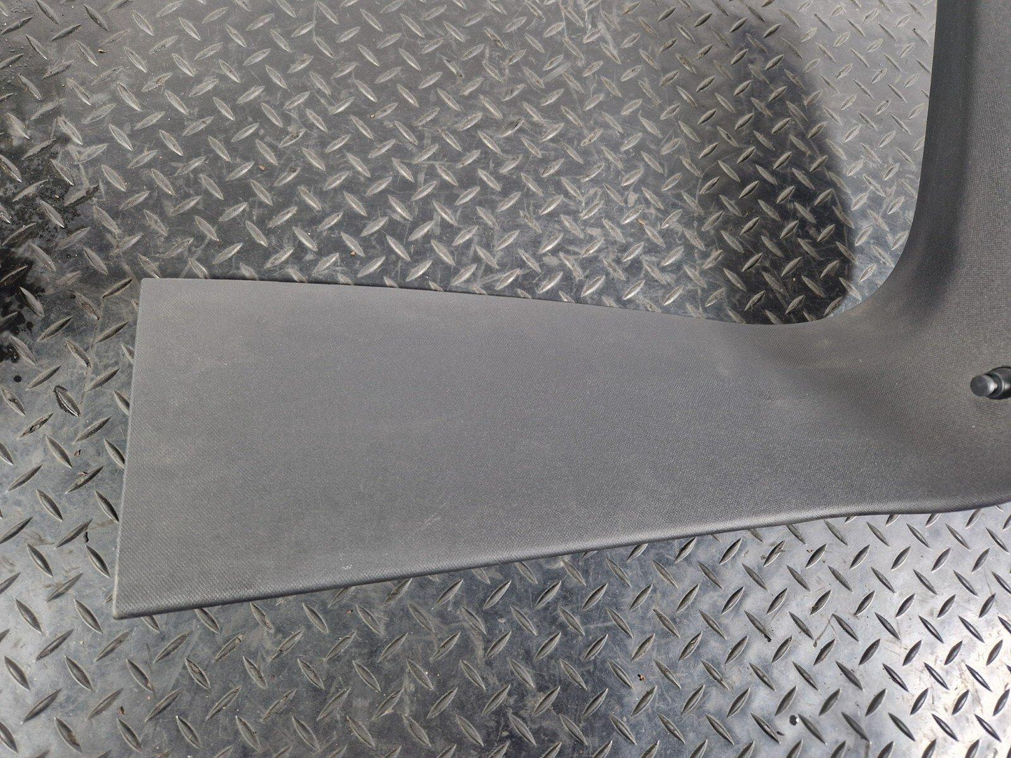 14-20 MERCEDES BENZ GLA X156 TAILGATE COVER TRIM RIGHT  A1567400271 A1567402000