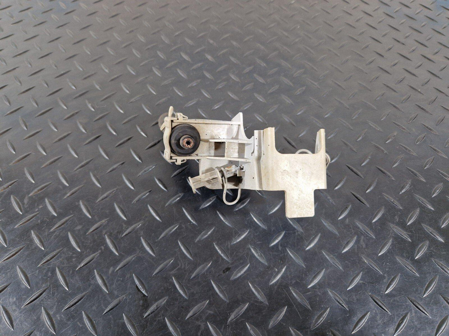 14-19 MERCEDES BENZ GLA X15GENUINE OEM BRAKE PIPE CLAMP BRACKET A1764210194