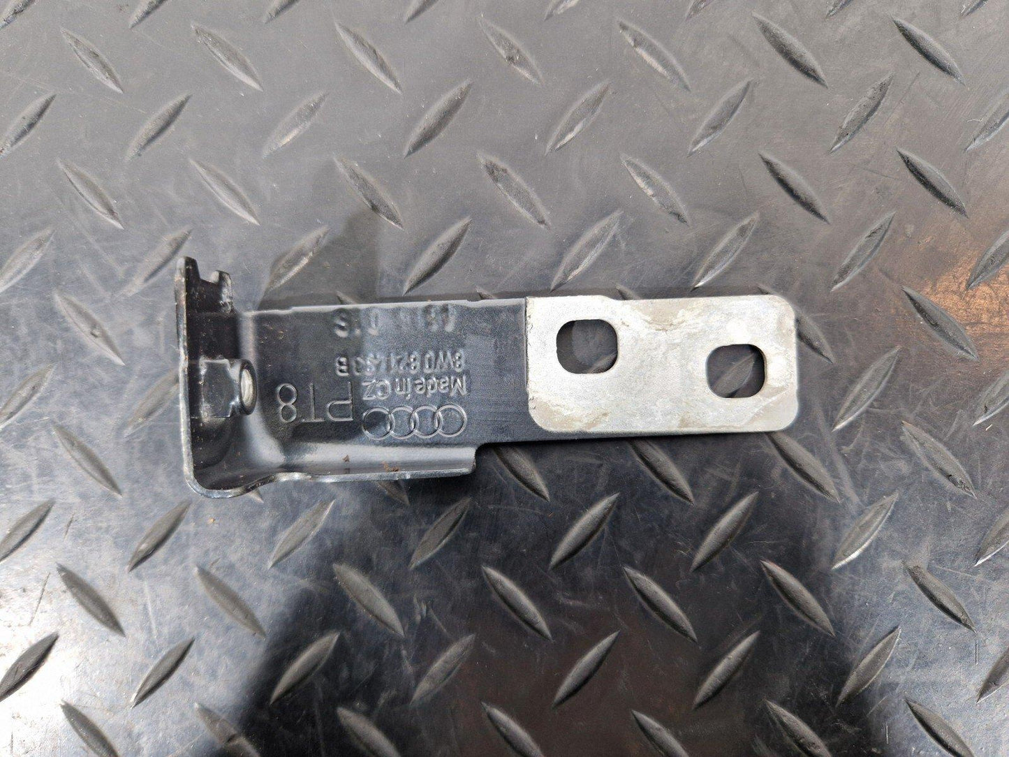 16-19 AUDI A4 B9 GENUINE FRONT LEFT PASSENGER SIDE WING BRACKET 8W0821433B